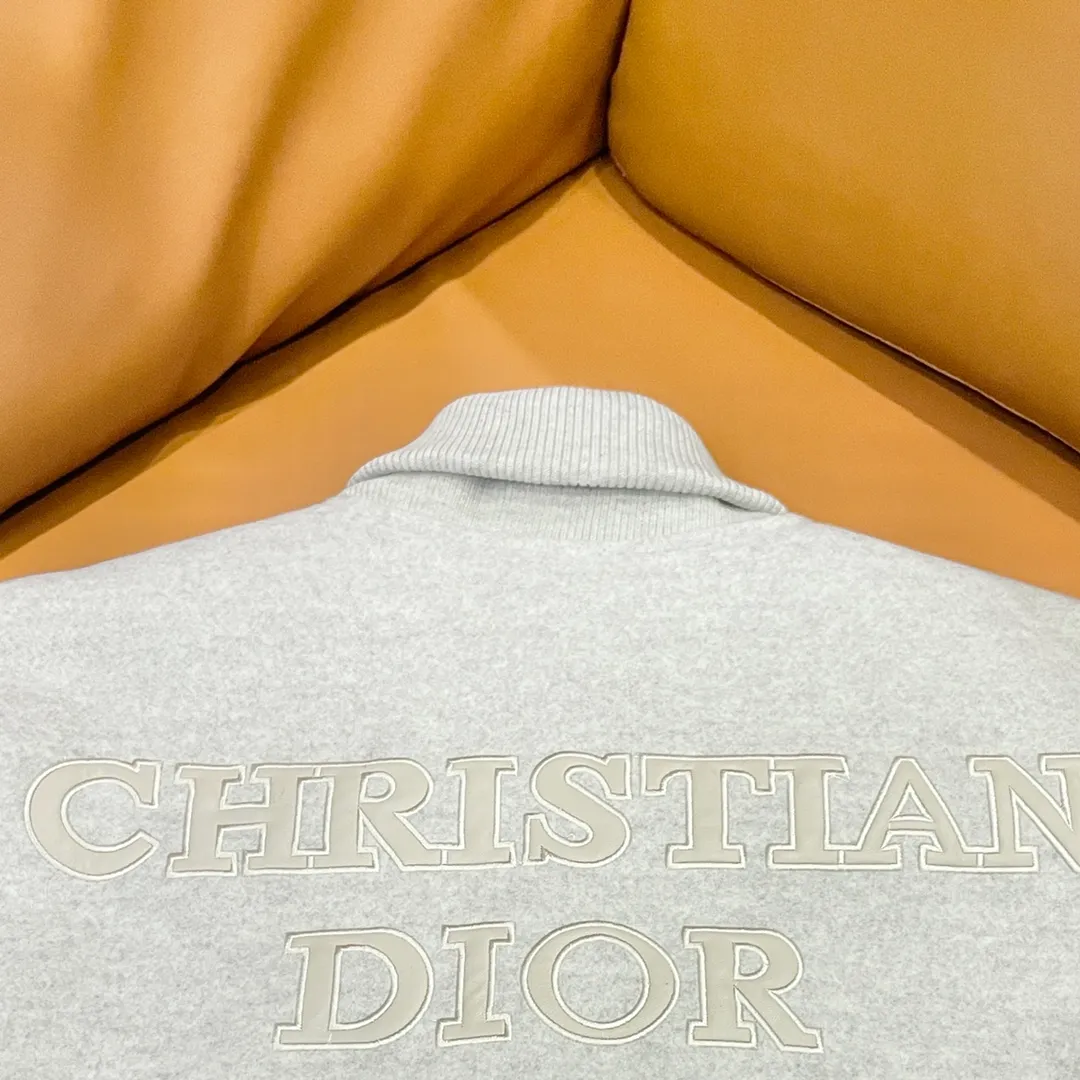 🅿️410 Dior➡️Dior 2025ss runway style baseball jacket. I ordered the original model and it took a month to finally ship. I love it so much. The upper body is really handsome. A blogger on Douyin said that LV's new products this year will become the future trend. If you look through street photos, you will find that celebrities regard it as a collectible jacket, a must-have item for men and women who want light luxury for commuting. Developing the highest version on the entire network, it took 1 month to customize and the cost was extremely high. The German imported flat-machine made custom-woven wool jacquard threads, using the first layer of imported lambskin. The pleated texture is unparalleled. It is hand-cut and meticulously crafted. The stitching position is very technical. Whether the whole garment is good or not depends on this position. Top-notch workmanship and details can stand the test. A full set of customized accessories, the letters are clear and perfectly restored without any difference. High-end atmosphere and full grade! The entire dress is exclusively customized with heavy craftsmanship. The towel patch embroidery is perfectly combined with craft embroidery and precise stitching! Absolute craftsmanship quality!