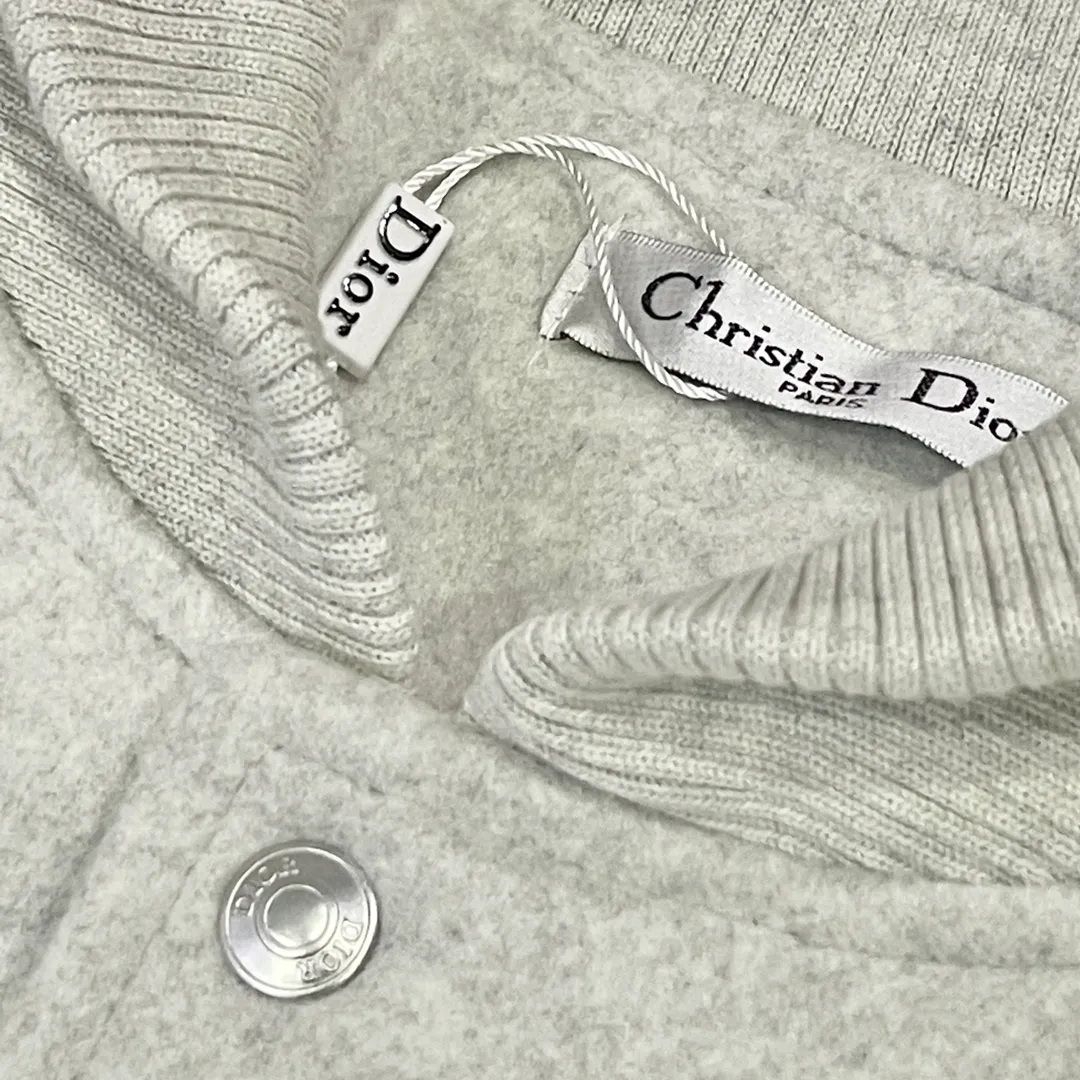 🅿️410 Dior➡️Dior 2025ss runway style baseball jacket. I ordered the original model and it took a month to finally ship. I love it so much. The upper body is really handsome. A blogger on Douyin said that LV's new products this year will become the future trend. If you look through street photos, you will find that celebrities regard it as a collectible jacket, a must-have item for men and women who want light luxury for commuting. Developing the highest version on the entire network, it took 1 month to customize and the cost was extremely high. The German imported flat-machine made custom-woven wool jacquard threads, using the first layer of imported lambskin. The pleated texture is unparalleled. It is hand-cut and meticulously crafted. The stitching position is very technical. Whether the whole garment is good or not depends on this position. Top-notch workmanship and details can stand the test. A full set of customized accessories, the letters are clear and perfectly restored without any difference. High-end atmosphere and full grade! The entire dress is exclusively customized with heavy craftsmanship. The towel patch embroidery is perfectly combined with craft embroidery and precise stitching! Absolute craftsmanship quality!