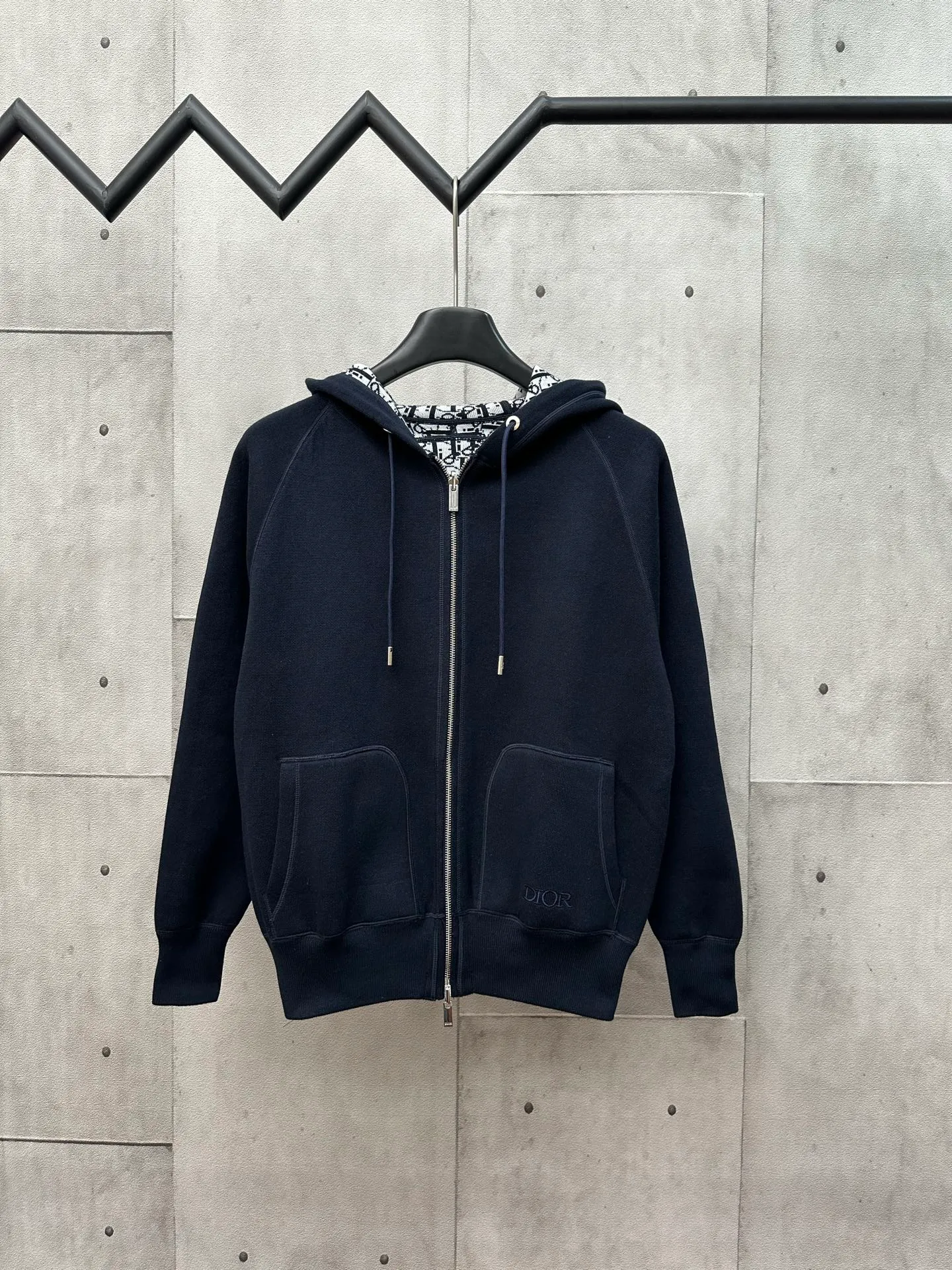 🅿️600 Dior 25ss hooded cardigan double-sided zipper knitted jacket. The fabric is made of cashmere fabric, containing 50% wool and pure cotton. The inner edge is original and has jacquard letters. The fusion design has a solid color logo on one side and classic presbyopia on the spliced side. It can be worn on both sides to change the style anytime and anywhere. Custom-made imported velvet is woven by imported machines. The material is conscientious and full of high-end texture. It is comfortable to wear and skin-friendly. It is made by a large factory and has perfect details and texture. Size: S M L XL
