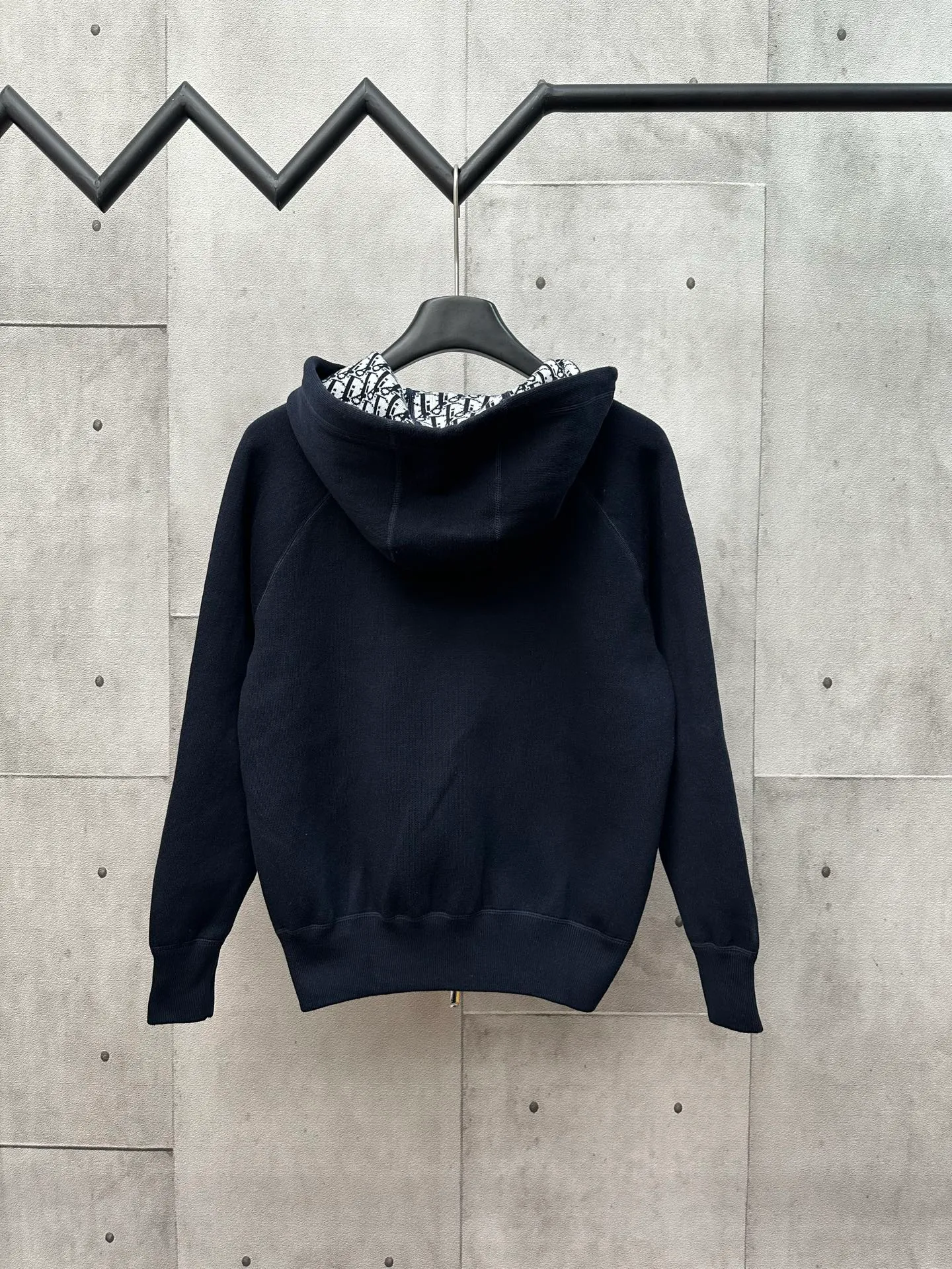 🅿️600 Dior 25ss hooded cardigan double-sided zipper knitted jacket. The fabric is made of cashmere fabric, containing 50% wool and pure cotton. The inner edge is original and has jacquard letters. The fusion design has a solid color logo on one side and classic presbyopia on the spliced side. It can be worn on both sides to change the style anytime and anywhere. Custom-made imported velvet is woven by imported machines. The material is conscientious and full of high-end texture. It is comfortable to wear and skin-friendly. It is made by a large factory and has perfect details and texture. Size: S M L XL