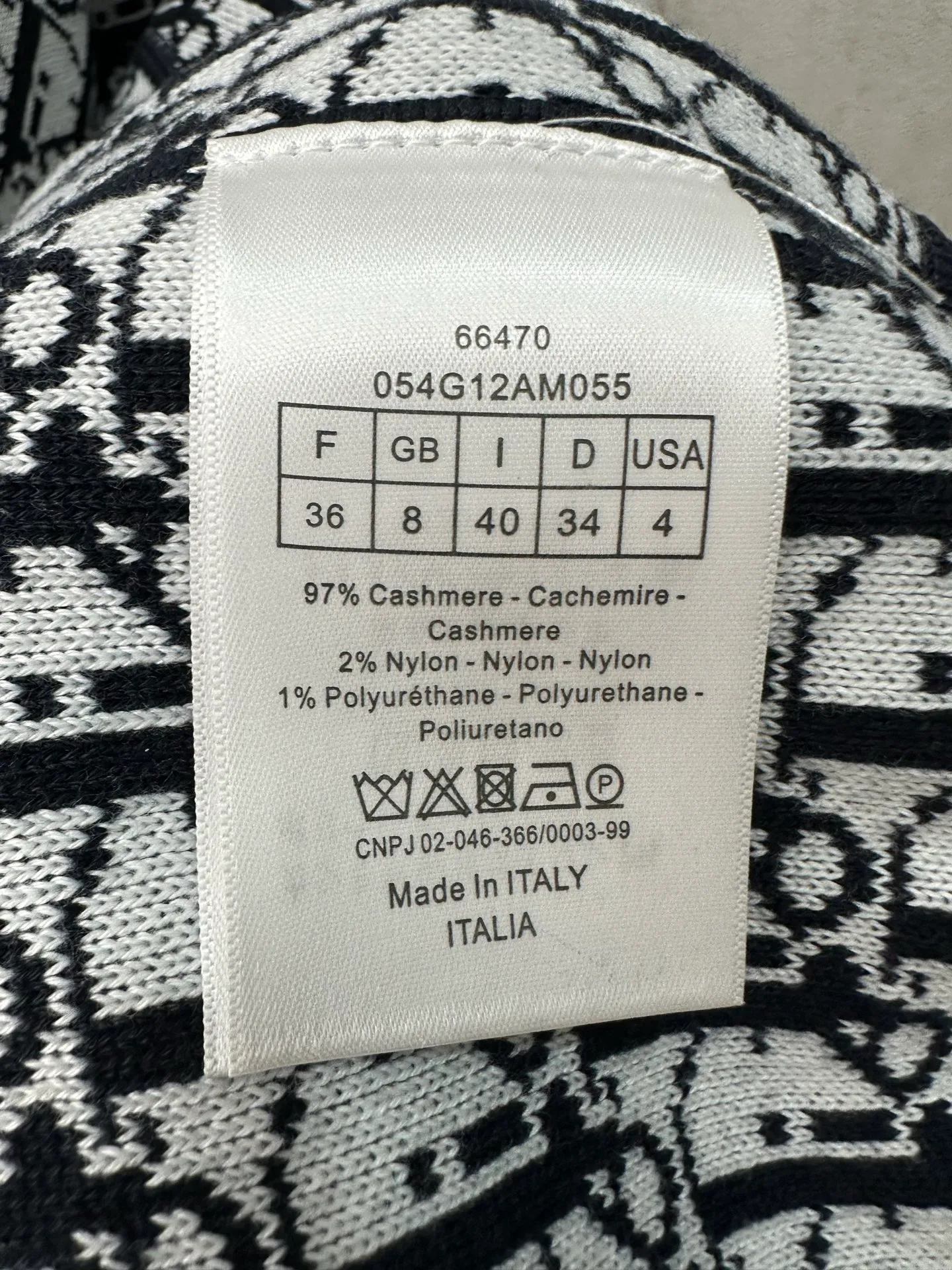 🅿️600 Dior 25ss hooded cardigan double-sided zipper knitted jacket. The fabric is made of cashmere fabric, containing 50% wool and pure cotton. The inner edge is original and has jacquard letters. The fusion design has a solid color logo on one side and classic presbyopia on the spliced side. It can be worn on both sides to change the style anytime and anywhere. Custom-made imported velvet is woven by imported machines. The material is conscientious and full of high-end texture. It is comfortable to wear and skin-friendly. It is made by a large factory and has perfect details and texture. Size: S M L XL