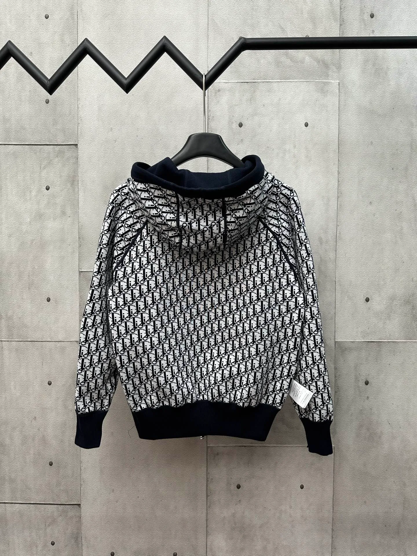 🅿️600 Dior 25ss hooded cardigan double-sided zipper knitted jacket. The fabric is made of cashmere fabric, containing 50% wool and pure cotton. The inner edge is original and has jacquard letters. The fusion design has a solid color logo on one side and classic presbyopia on the spliced side. It can be worn on both sides to change the style anytime and anywhere. Custom-made imported velvet is woven by imported machines. The material is conscientious and full of high-end texture. It is comfortable to wear and skin-friendly. It is made by a large factory and has perfect details and texture. Size: S M L XL