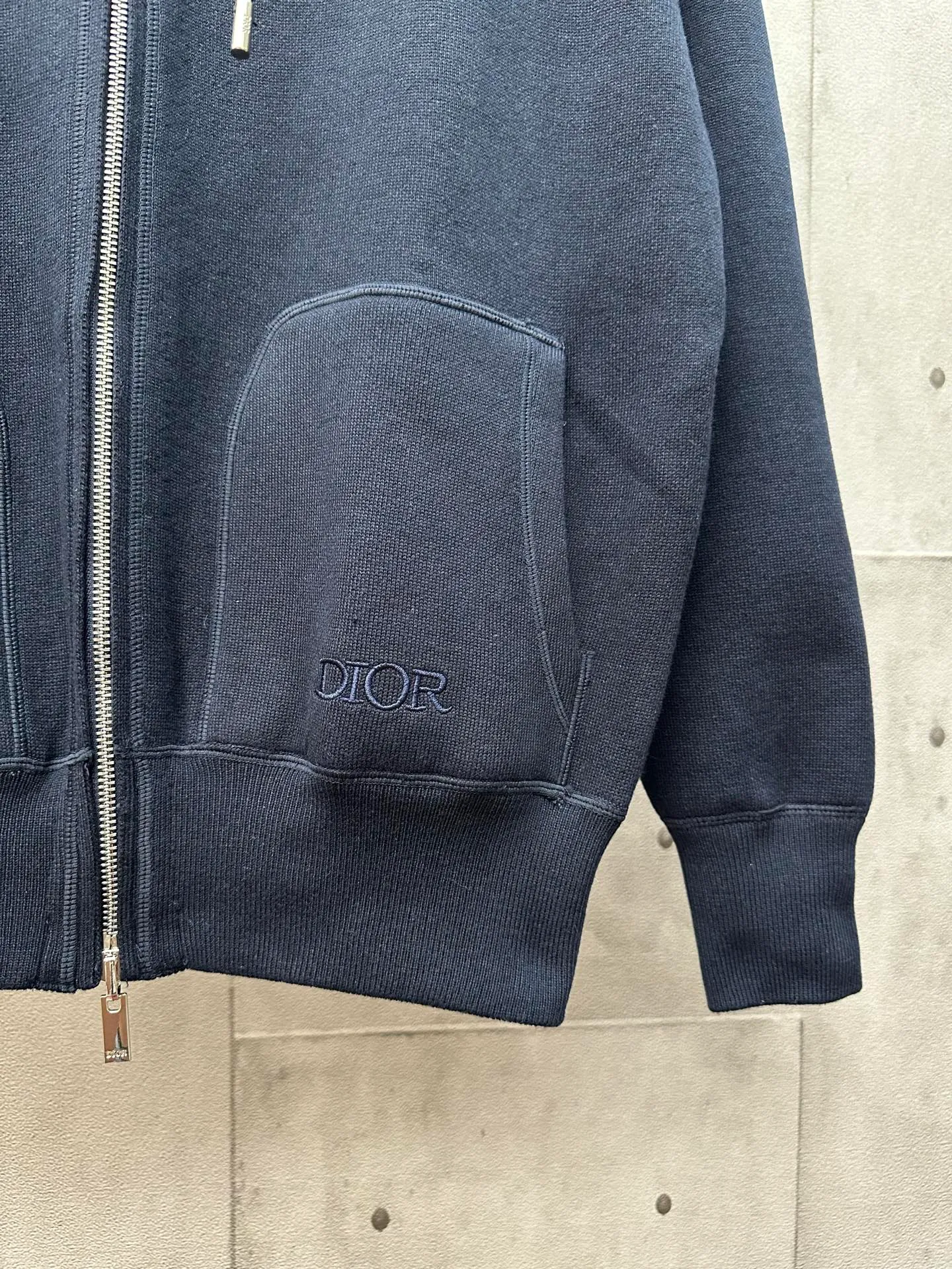 🅿️600 Dior 25ss hooded cardigan double-sided zipper knitted jacket. The fabric is made of cashmere fabric, containing 50% wool and pure cotton. The inner edge is original and has jacquard letters. The fusion design has a solid color logo on one side and classic presbyopia on the spliced side. It can be worn on both sides to change the style anytime and anywhere. Custom-made imported velvet is woven by imported machines. The material is conscientious and full of high-end texture. It is comfortable to wear and skin-friendly. It is made by a large factory and has perfect details and texture. Size: S M L XL