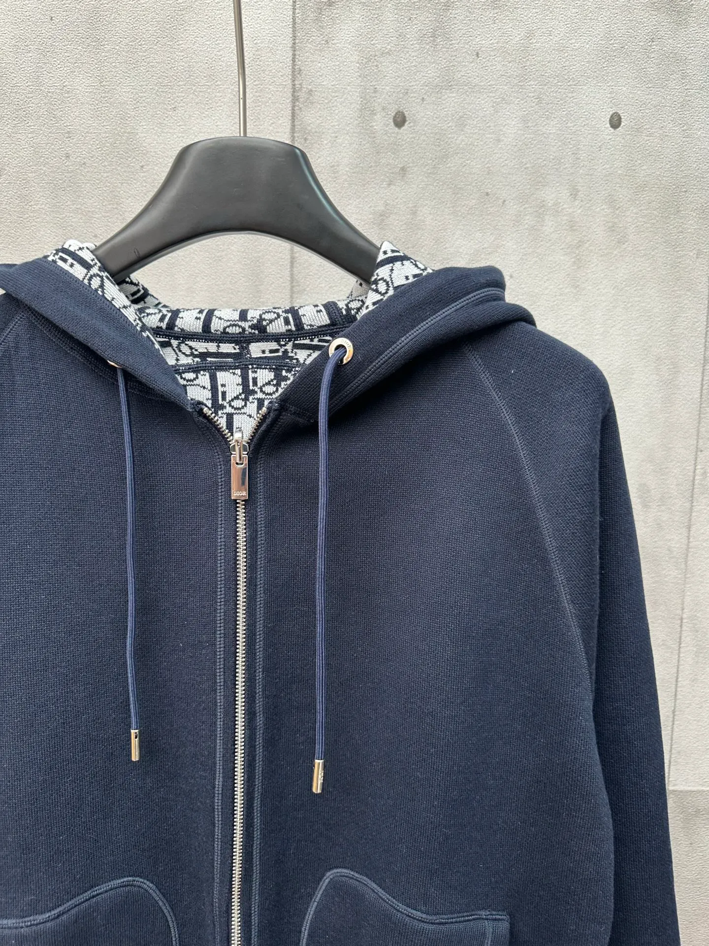 🅿️600 Dior 25ss hooded cardigan double-sided zipper knitted jacket. The fabric is made of cashmere fabric, containing 50% wool and pure cotton. The inner edge is original and has jacquard letters. The fusion design has a solid color logo on one side and classic presbyopia on the spliced side. It can be worn on both sides to change the style anytime and anywhere. Custom-made imported velvet is woven by imported machines. The material is conscientious and full of high-end texture. It is comfortable to wear and skin-friendly. It is made by a large factory and has perfect details and texture. Size: S M L XL