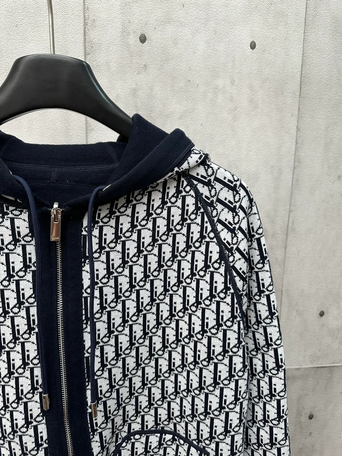 🅿️600 Dior 25ss hooded cardigan double-sided zipper knitted jacket. The fabric is made of cashmere fabric, containing 50% wool and pure cotton. The inner edge is original and has jacquard letters. The fusion design has a solid color logo on one side and classic presbyopia on the spliced side. It can be worn on both sides to change the style anytime and anywhere. Custom-made imported velvet is woven by imported machines. The material is conscientious and full of high-end texture. It is comfortable to wear and skin-friendly. It is made by a large factory and has perfect details and texture. Size: S M L XL