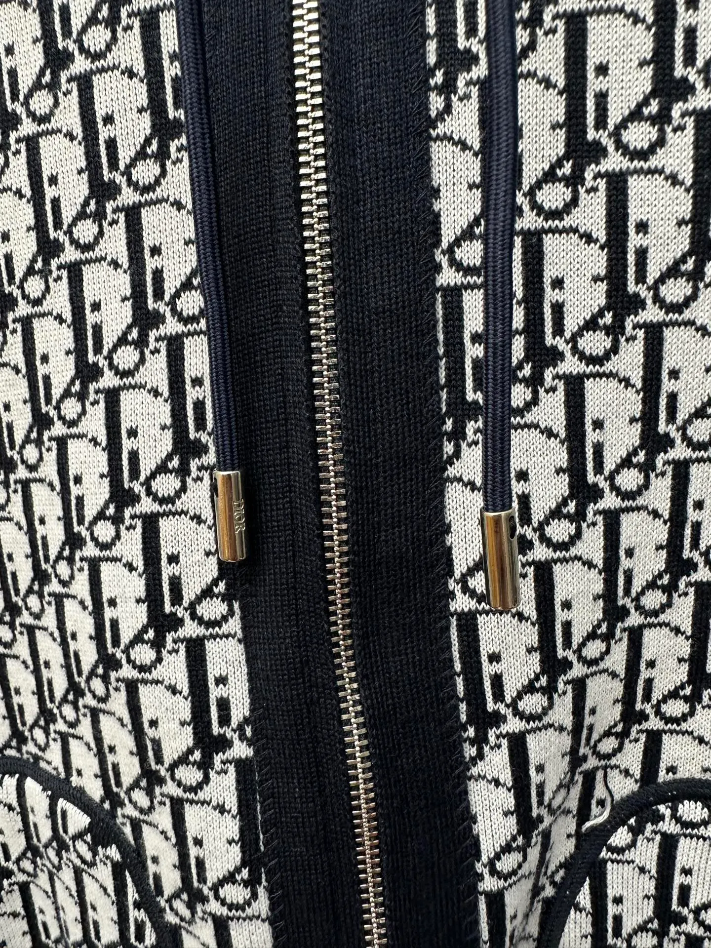 🅿️600 Dior 25ss hooded cardigan double-sided zipper knitted jacket. The fabric is made of cashmere fabric, containing 50% wool and pure cotton. The inner edge is original and has jacquard letters. The fusion design has a solid color logo on one side and classic presbyopia on the spliced side. It can be worn on both sides to change the style anytime and anywhere. Custom-made imported velvet is woven by imported machines. The material is conscientious and full of high-end texture. It is comfortable to wear and skin-friendly. It is made by a large factory and has perfect details and texture. Size: S M L XL