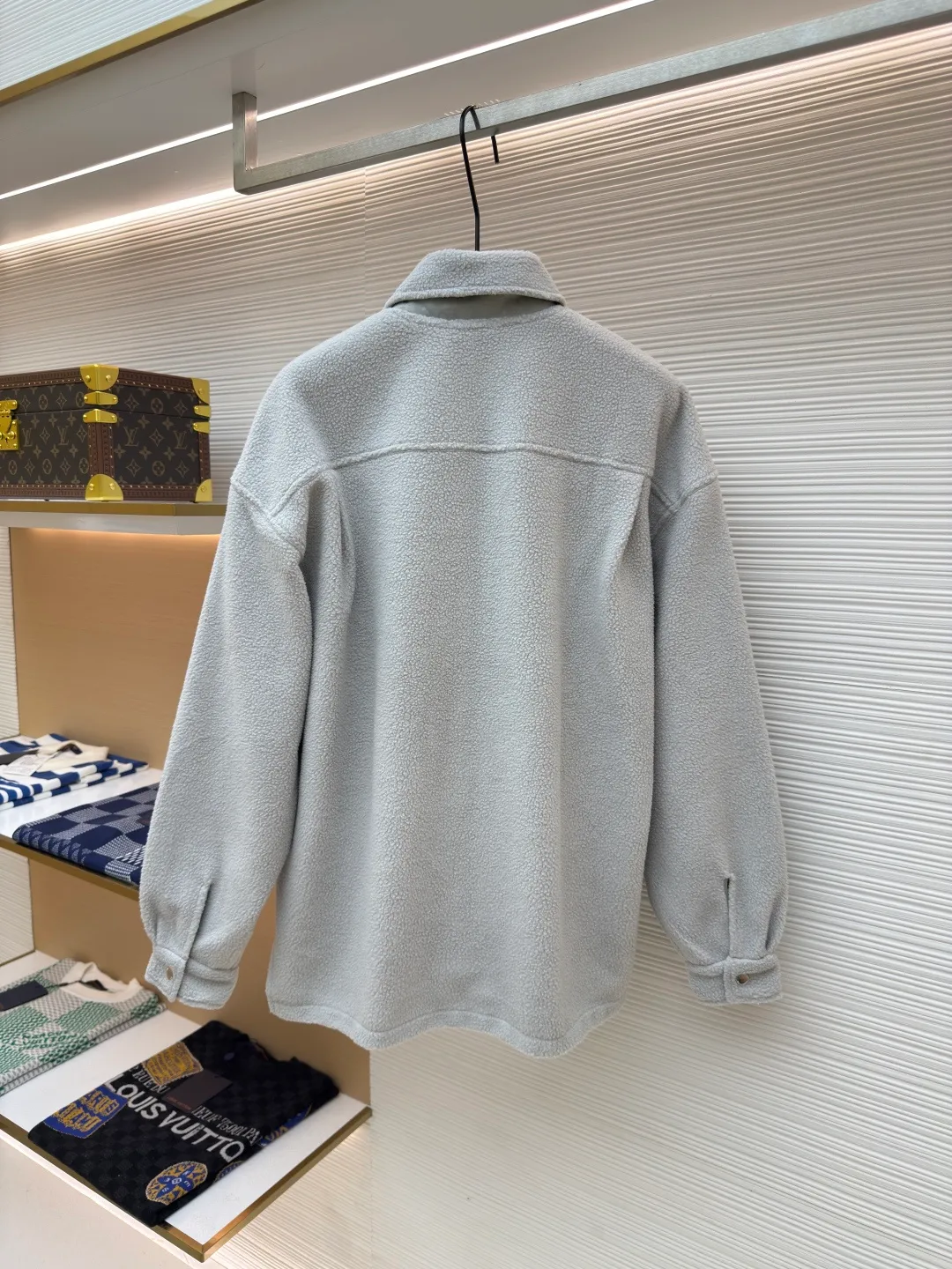 Dior polar fleece small label jacket ●Authentic product: purchased and developed for 28000 ●Item number: 1680004-B70 ●Fabric: cotton-polyester blended polar fleece fabric ●Technology: made on positioning cutting machine ●Version: fitted version ●Weight: about 765 grams ●Size: XS-S-M-L ●Description: Made of cotton-polyester blended polar fleece fabric with a weight of 330g. The lining is made of 100% nylon 75D yarn-dyed jacquard fabric. The purchased original fabric lining is dyed with ABC color to determine the dye ratio, and the color of the lining is ordered and dyed in large quantities. The front pocket is flat with a letter woven label, and the woven label is made of white fine yarn imported from Japan. The front and center are equipped with a No. 5 white gold Swiss tooth double-pull zipper at the end, and the cuffs are rounded with aluminum alloy CD letter snap buttons. The overall wiring is straight and delicate, the fabric is comfortable and soft, and the color is consistent without color difference. It can be matched with the same style to create a fashionable look and control various occasions. Customized accessories, complete with three standards, same style for men and women!