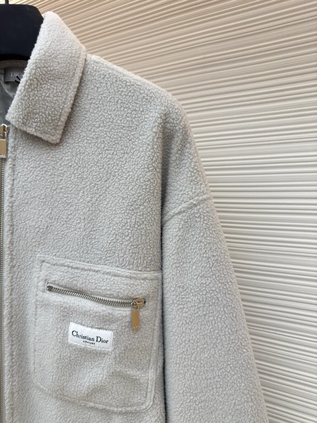 Dior polar fleece small label jacket ●Authentic product: purchased and developed for 28000 ●Item number: 1680004-B70 ●Fabric: cotton-polyester blended polar fleece fabric ●Technology: made on positioning cutting machine ●Version: fitted version ●Weight: about 765 grams ●Size: XS-S-M-L ●Description: Made of cotton-polyester blended polar fleece fabric with a weight of 330g. The lining is made of 100% nylon 75D yarn-dyed jacquard fabric. The purchased original fabric lining is dyed with ABC color to determine the dye ratio, and the color of the lining is ordered and dyed in large quantities. The front pocket is flat with a letter woven label, and the woven label is made of white fine yarn imported from Japan. The front and center are equipped with a No. 5 white gold Swiss tooth double-pull zipper at the end, and the cuffs are rounded with aluminum alloy CD letter snap buttons. The overall wiring is straight and delicate, the fabric is comfortable and soft, and the color is consistent without color difference. It can be matched with the same style to create a fashionable look and control various occasions. Customized accessories, complete with three standards, same style for men and women!