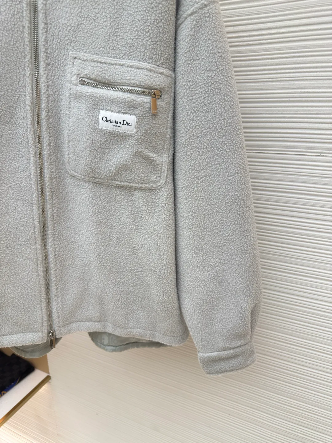 Dior polar fleece small label jacket ●Authentic product: purchased and developed for 28000 ●Item number: 1680004-B70 ●Fabric: cotton-polyester blended polar fleece fabric ●Technology: made on positioning cutting machine ●Version: fitted version ●Weight: about 765 grams ●Size: XS-S-M-L ●Description: Made of cotton-polyester blended polar fleece fabric with a weight of 330g. The lining is made of 100% nylon 75D yarn-dyed jacquard fabric. The purchased original fabric lining is dyed with ABC color to determine the dye ratio, and the color of the lining is ordered and dyed in large quantities. The front pocket is flat with a letter woven label, and the woven label is made of white fine yarn imported from Japan. The front and center are equipped with a No. 5 white gold Swiss tooth double-pull zipper at the end, and the cuffs are rounded with aluminum alloy CD letter snap buttons. The overall wiring is straight and delicate, the fabric is comfortable and soft, and the color is consistent without color difference. It can be matched with the same style to create a fashionable look and control various occasions. Customized accessories, complete with three standards, same style for men and women!