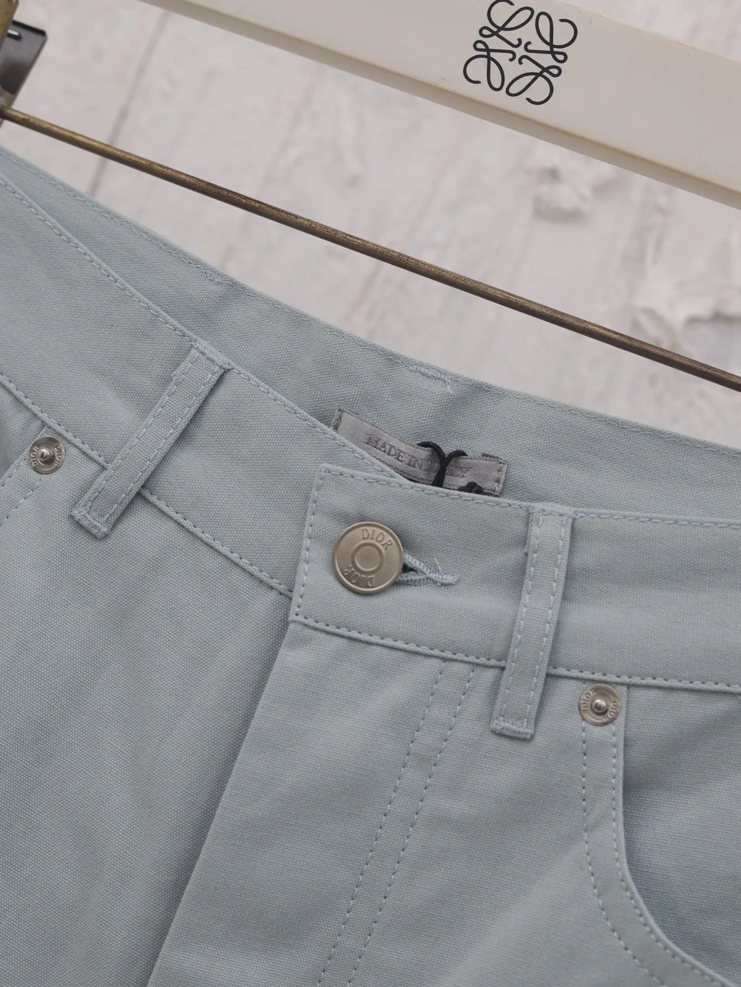 🅿️370 Dio*/Dior 25SS new Mr.’s dog Bobby pattern embroidered shorts are decorated with the Heart logo, highlighting the brand’s initials, highlighting the charm and romantic spirit of the geometric pattern. Crafted from cotton canvas, it features multiple pockets and is enhanced with embroidery of Sir's dog, Bobby. Easily style it with the collection's matching top.  Size: 29/30/31/32