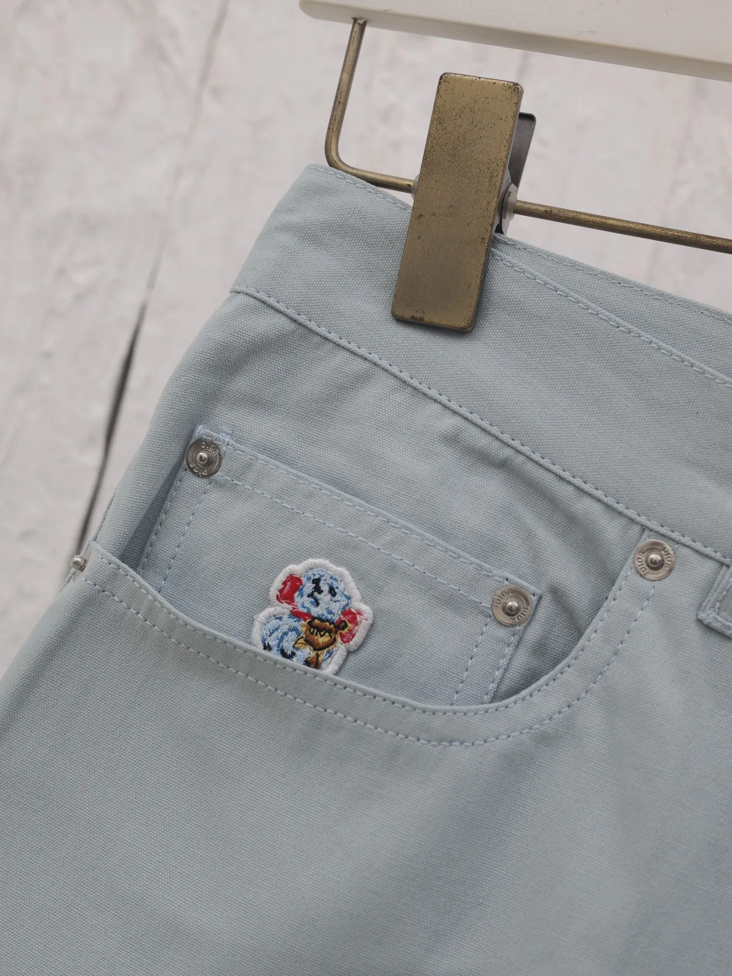 🅿️370 Dio*/Dior 25SS new Mr.’s dog Bobby pattern embroidered shorts are decorated with the Heart logo, highlighting the brand’s initials, highlighting the charm and romantic spirit of the geometric pattern. Crafted from cotton canvas, it features multiple pockets and is enhanced with embroidery of Sir's dog, Bobby. Easily style it with the collection's matching top.  Size: 29/30/31/32