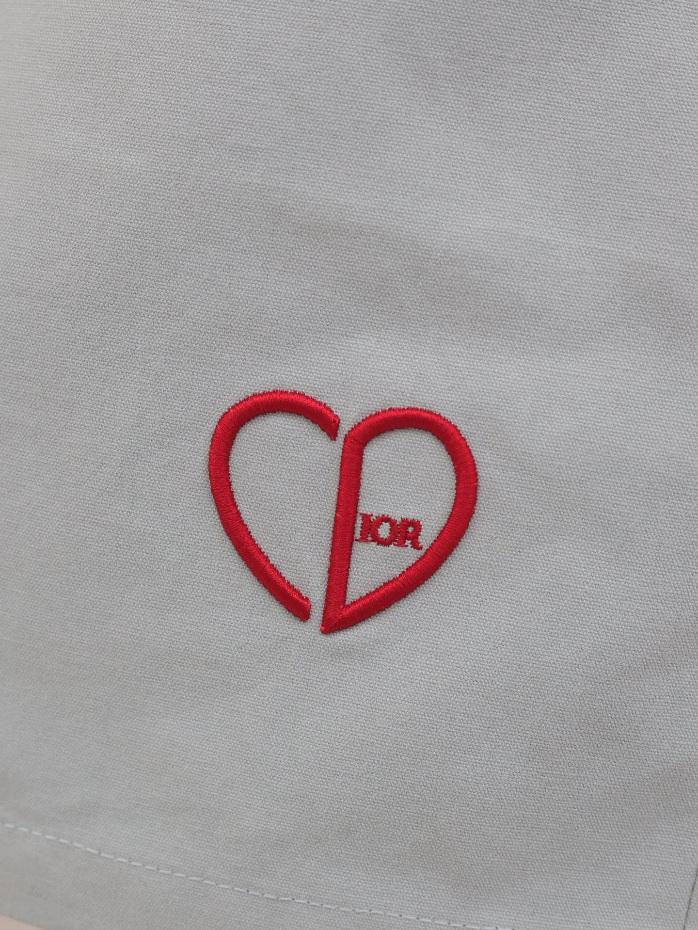 🅿️370 Dio*/Dior 25SS new Mr.’s dog Bobby pattern embroidered shorts are decorated with the Heart logo, highlighting the brand’s initials, highlighting the charm and romantic spirit of the geometric pattern. Crafted from cotton canvas, it features multiple pockets and is enhanced with embroidery of Sir's dog, Bobby. Easily style it with the collection's matching top.  Size: 29/30/31/32