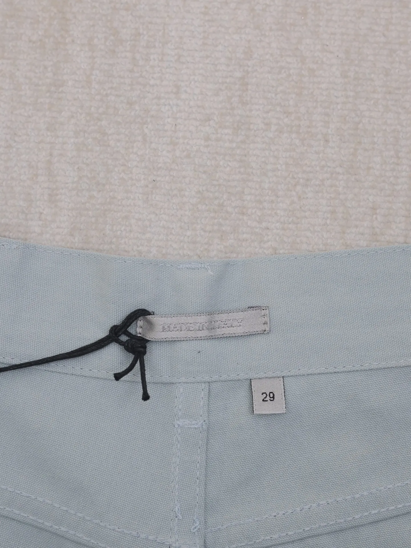 🅿️370 Dio*/Dior 25SS new Mr.’s dog Bobby pattern embroidered shorts are decorated with the Heart logo, highlighting the brand’s initials, highlighting the charm and romantic spirit of the geometric pattern. Crafted from cotton canvas, it features multiple pockets and is enhanced with embroidery of Sir's dog, Bobby. Easily style it with the collection's matching top.  Size: 29/30/31/32