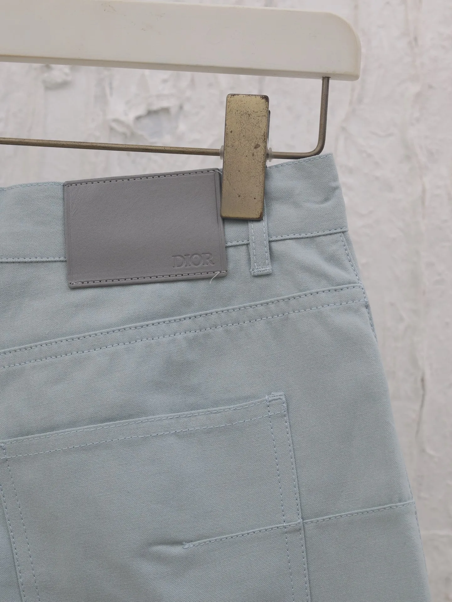 🅿️370 Dio*/Dior 25SS new Mr.’s dog Bobby pattern embroidered shorts are decorated with the Heart logo, highlighting the brand’s initials, highlighting the charm and romantic spirit of the geometric pattern. Crafted from cotton canvas, it features multiple pockets and is enhanced with embroidery of Sir's dog, Bobby. Easily style it with the collection's matching top.  Size: 29/30/31/32
