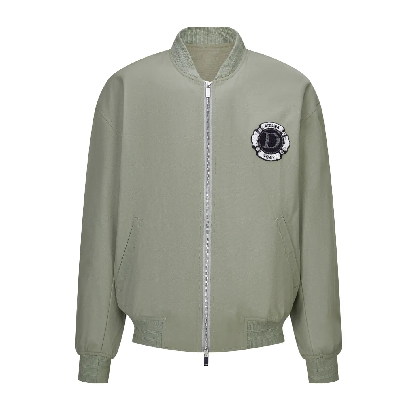 🅿️520 CD 1947 Badge Embroidered Baseball Jacket (Dark Green) The original version was purchased for 25,000 and developed. It is custom-woven cotton woven fabric with a slightly melting jacquard pattern. It is different from the texture of ordinary workwear on the market. The fabric feels very good. The main body of the back embroidery uses fixed-dye matte embroidery thread on the board and needle embroidery technology. Based on the overall size of the original image as the standard, the embroidery is accurately positioned with laser, and the edge is processed using a special overlocking method. The main lines of the pattern are outlined with needle embroidery and tatami embroidery can be used to fill in the background or details of the pattern. The pattern is embroidered with Tajima machine thousands of needles. The fine stitching method is dense and ultra-high density without revealing white. The pattern is clear and has a strong sense of lines and three-dimensionality. The added three-dimensional design enriches the spatial level of the overall picture. The hardware and accessories of the whole garment are all customized according to the original molding, with two-way zipper opening and closing, and a zipper puller engraved with the DR logo. Size:46-48-50-52