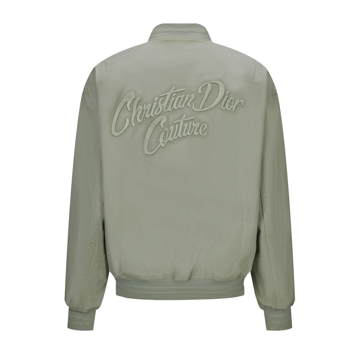 🅿️520 CD 1947 Badge Embroidered Baseball Jacket (Dark Green) The original version was purchased for 25,000 and developed. It is custom-woven cotton woven fabric with a slightly melting jacquard pattern. It is different from the texture of ordinary workwear on the market. The fabric feels very good. The main body of the back embroidery uses fixed-dye matte embroidery thread on the board and needle embroidery technology. Based on the overall size of the original image as the standard, the embroidery is accurately positioned with laser, and the edge is processed using a special overlocking method. The main lines of the pattern are outlined with needle embroidery and tatami embroidery can be used to fill in the background or details of the pattern. The pattern is embroidered with Tajima machine thousands of needles. The fine stitching method is dense and ultra-high density without revealing white. The pattern is clear and has a strong sense of lines and three-dimensionality. The added three-dimensional design enriches the spatial level of the overall picture. The hardware and accessories of the whole garment are all customized according to the original molding, with two-way zipper opening and closing, and a zipper puller engraved with the DR logo. Size:46-48-50-52