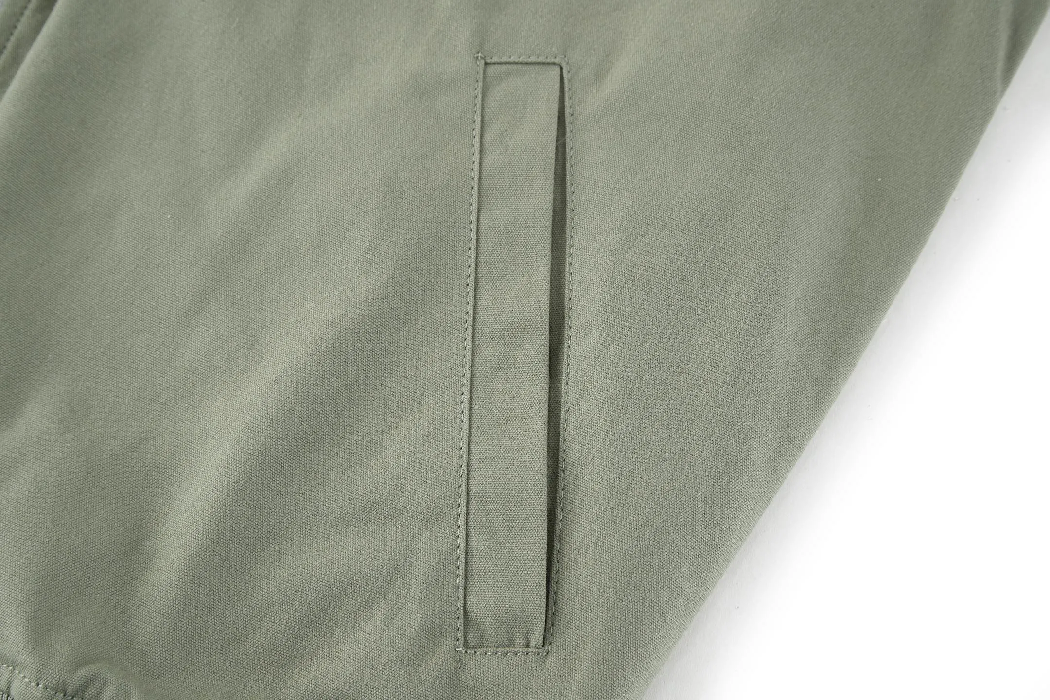 🅿️520 CD 1947 Badge Embroidered Baseball Jacket (Dark Green) The original version was purchased for 25,000 and developed. It is custom-woven cotton woven fabric with a slightly melting jacquard pattern. It is different from the texture of ordinary workwear on the market. The fabric feels very good. The main body of the back embroidery uses fixed-dye matte embroidery thread on the board and needle embroidery technology. Based on the overall size of the original image as the standard, the embroidery is accurately positioned with laser, and the edge is processed using a special overlocking method. The main lines of the pattern are outlined with needle embroidery and tatami embroidery can be used to fill in the background or details of the pattern. The pattern is embroidered with Tajima machine thousands of needles. The fine stitching method is dense and ultra-high density without revealing white. The pattern is clear and has a strong sense of lines and three-dimensionality. The added three-dimensional design enriches the spatial level of the overall picture. The hardware and accessories of the whole garment are all customized according to the original molding, with two-way zipper opening and closing, and a zipper puller engraved with the DR logo. Size:46-48-50-52
