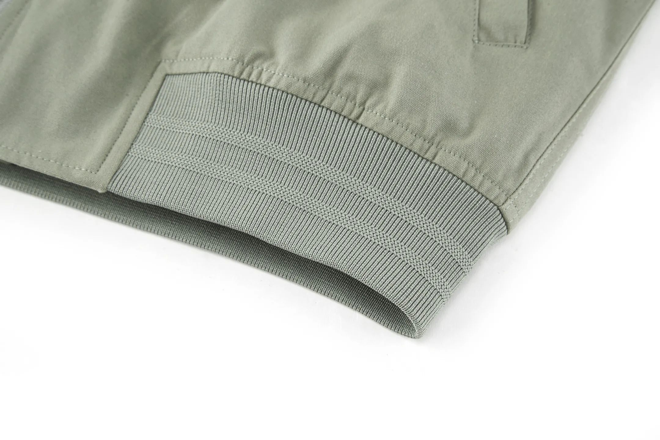 🅿️520 CD 1947 Badge Embroidered Baseball Jacket (Dark Green) The original version was purchased for 25,000 and developed. It is custom-woven cotton woven fabric with a slightly melting jacquard pattern. It is different from the texture of ordinary workwear on the market. The fabric feels very good. The main body of the back embroidery uses fixed-dye matte embroidery thread on the board and needle embroidery technology. Based on the overall size of the original image as the standard, the embroidery is accurately positioned with laser, and the edge is processed using a special overlocking method. The main lines of the pattern are outlined with needle embroidery and tatami embroidery can be used to fill in the background or details of the pattern. The pattern is embroidered with Tajima machine thousands of needles. The fine stitching method is dense and ultra-high density without revealing white. The pattern is clear and has a strong sense of lines and three-dimensionality. The added three-dimensional design enriches the spatial level of the overall picture. The hardware and accessories of the whole garment are all customized according to the original molding, with two-way zipper opening and closing, and a zipper puller engraved with the DR logo. Size:46-48-50-52