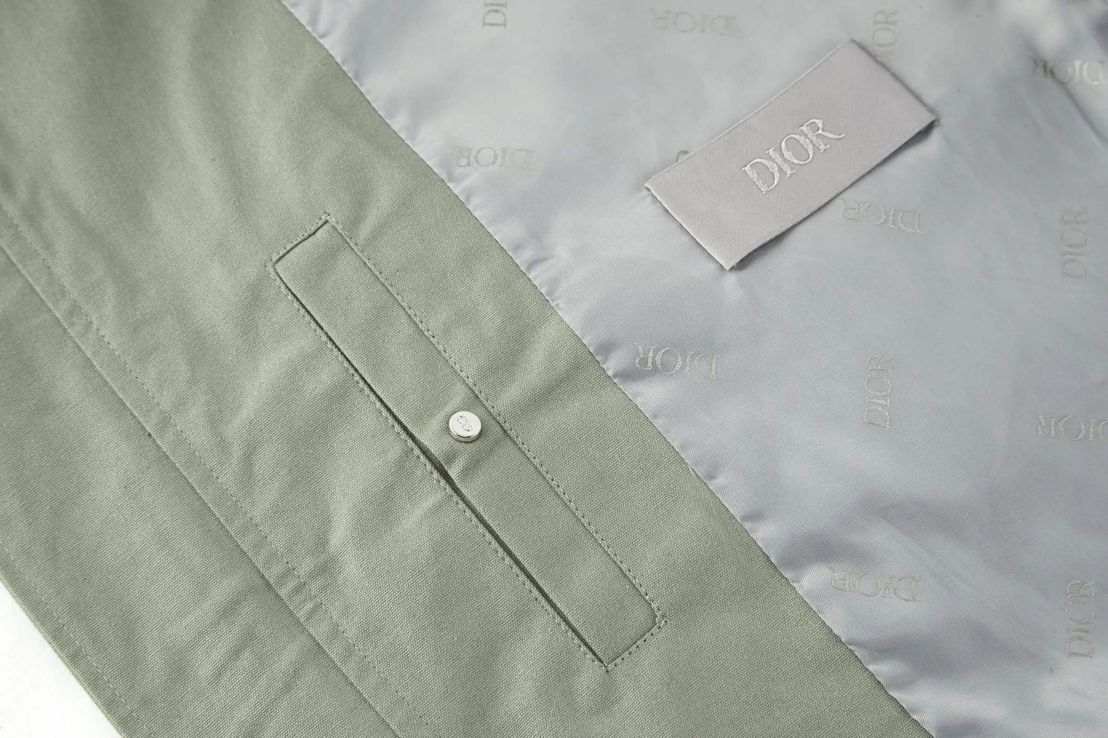 🅿️520 CD 1947 Badge Embroidered Baseball Jacket (Dark Green) The original version was purchased for 25,000 and developed. It is custom-woven cotton woven fabric with a slightly melting jacquard pattern. It is different from the texture of ordinary workwear on the market. The fabric feels very good. The main body of the back embroidery uses fixed-dye matte embroidery thread on the board and needle embroidery technology. Based on the overall size of the original image as the standard, the embroidery is accurately positioned with laser, and the edge is processed using a special overlocking method. The main lines of the pattern are outlined with needle embroidery and tatami embroidery can be used to fill in the background or details of the pattern. The pattern is embroidered with Tajima machine thousands of needles. The fine stitching method is dense and ultra-high density without revealing white. The pattern is clear and has a strong sense of lines and three-dimensionality. The added three-dimensional design enriches the spatial level of the overall picture. The hardware and accessories of the whole garment are all customized according to the original molding, with two-way zipper opening and closing, and a zipper puller engraved with the DR logo. Size:46-48-50-52