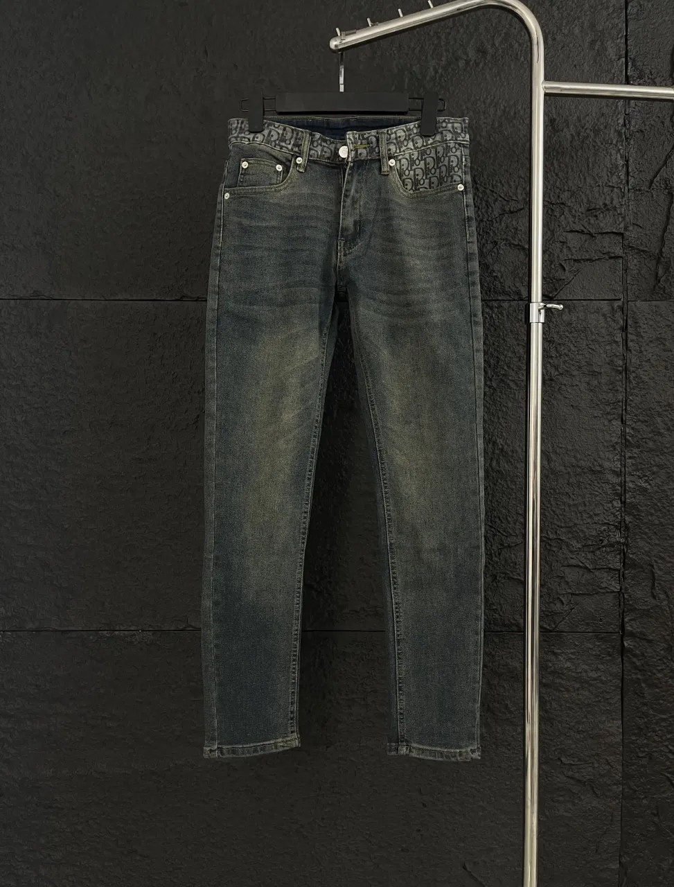 🅿️280 Dior-style high-end jeans of the same style as celebrities, model number DA012. These are the hottest jeans this year. They are heavily washed and have surprises in every detail. Wang Yibo, Wang Junkai and other top celebrities have worn it, and it is a popular model in the fashion circle! 12.2 ounces of fine denim, full texture, washed many times and carefully sampled. The right back pocket is molded and embossed with the brand's LOGO. The shape is super correct and slim-fitting for small feet and longer legs.  Color: classic denim blue Size: 28 (S), 30 (M), 32 (L), 34 (XL), sufficient stock in stock, orders will be shipped in seconds, drop shipping and mixed batches are supported, welcome to consult! WeChat same number---