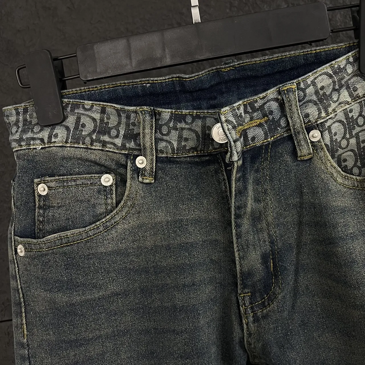 🅿️280 Dior-style high-end jeans of the same style as celebrities, model number DA012. These are the hottest jeans this year. They are heavily washed and have surprises in every detail. Wang Yibo, Wang Junkai and other top celebrities have worn it, and it is a popular model in the fashion circle! 12.2 ounces of fine denim, full texture, washed many times and carefully sampled. The right back pocket is molded and embossed with the brand's LOGO. The shape is super correct and slim-fitting for small feet and longer legs.  Color: classic denim blue Size: 28 (S), 30 (M), 32 (L), 34 (XL), sufficient stock in stock, orders will be shipped in seconds, drop shipping and mixed batches are supported, welcome to consult! WeChat same number---