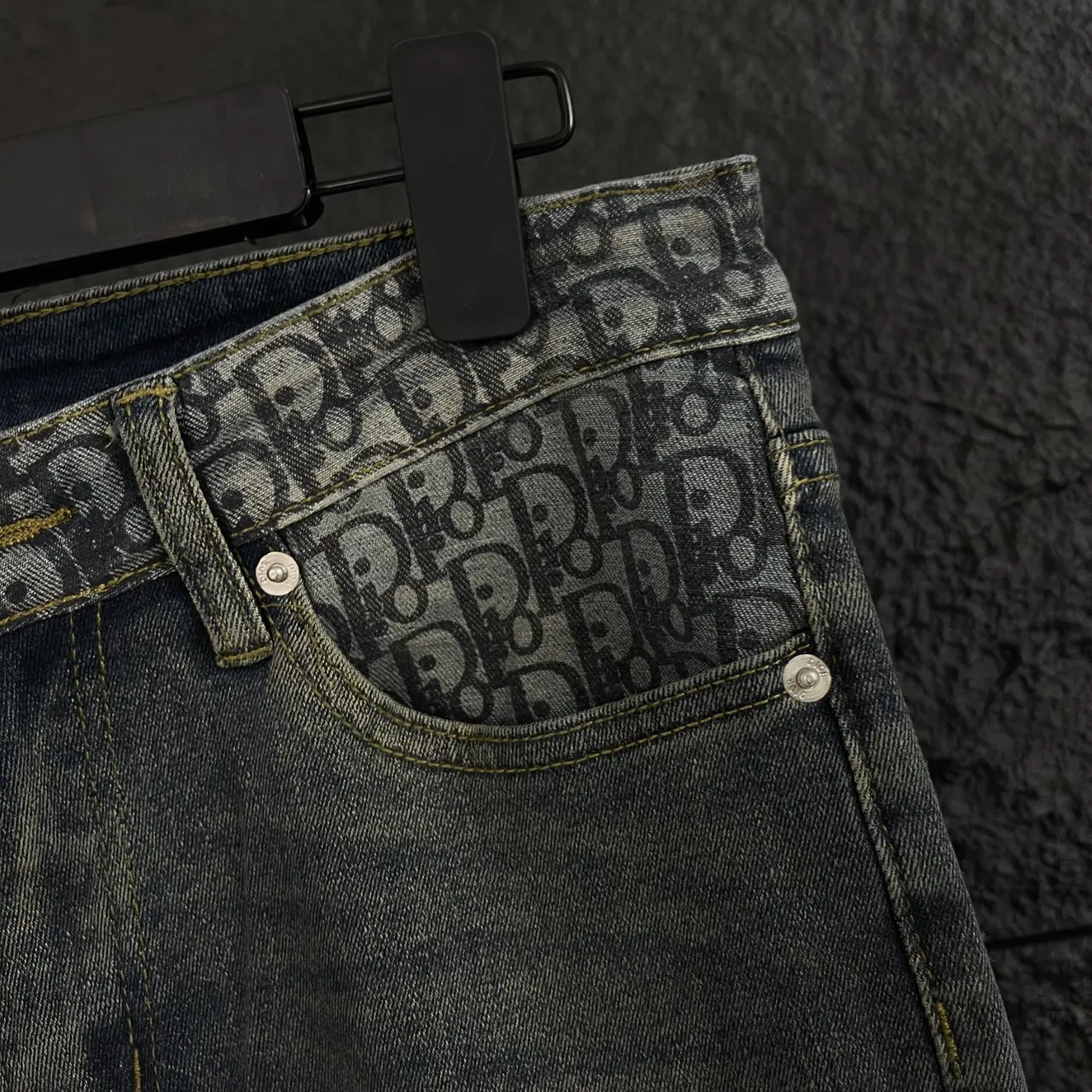 🅿️280 Dior-style high-end jeans of the same style as celebrities, model number DA012. These are the hottest jeans this year. They are heavily washed and have surprises in every detail. Wang Yibo, Wang Junkai and other top celebrities have worn it, and it is a popular model in the fashion circle! 12.2 ounces of fine denim, full texture, washed many times and carefully sampled. The right back pocket is molded and embossed with the brand's LOGO. The shape is super correct and slim-fitting for small feet and longer legs.  Color: classic denim blue Size: 28 (S), 30 (M), 32 (L), 34 (XL), sufficient stock in stock, orders will be shipped in seconds, drop shipping and mixed batches are supported, welcome to consult! WeChat same number---