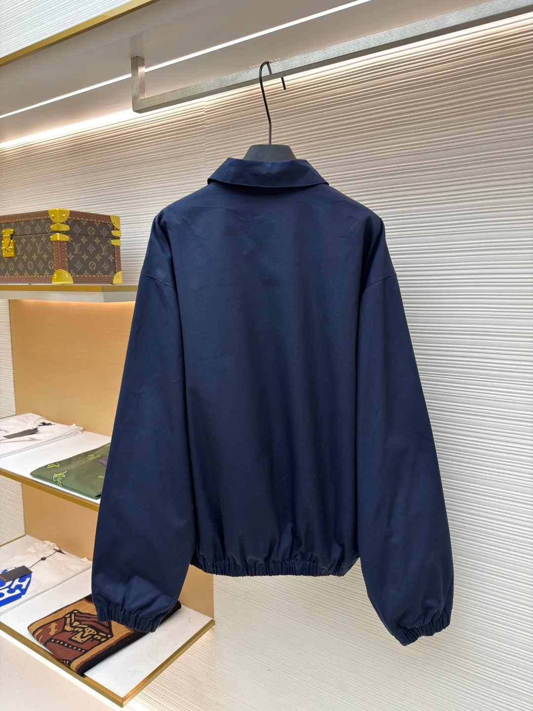 PRADA Embroidered Logo Zipper Executive Jacket ●Original version: Purchased and developed for 19300 ●Item number: 1680844-B60 ●Material: Xinjiang lamb cotton fabric ●Technology: embroidery production ●Type: Fitted version ●Weight: about 790 grams ●Size: 46-48-50-52 ●Description: Made of 32-count cotton yarn, dyed and woven, this cotton material is made of Xinjiang small white cotton, which is dyed 1:1 after the original custom weaving. The same fabric is matched with the same material and is custom-woven and dyed. The fabric took two months to make. The chest embroidery is made using an imported embroidery machine. The effect presents a three-dimensional visual sense, and each letter line is clear. The inner lining is decorated with hyacinths, dates are punched, the bags are opened, etc... The workmanship of the entire garment is close to 30%. The zipper is electroplated in bright white No. 5, with the brand's logo laser-engraved on the surface, and the buttons are made of natural resin. This cotton style features a relaxed style with a soft, lightweight silhouette. The overall wiring is straight and delicate, the fabric is comfortable and soft, and the color is consistent without color difference. It can be matched with the same style to create a fashionable look and control various occasions. Customized accessories, complete with three standards, same style for men and women!