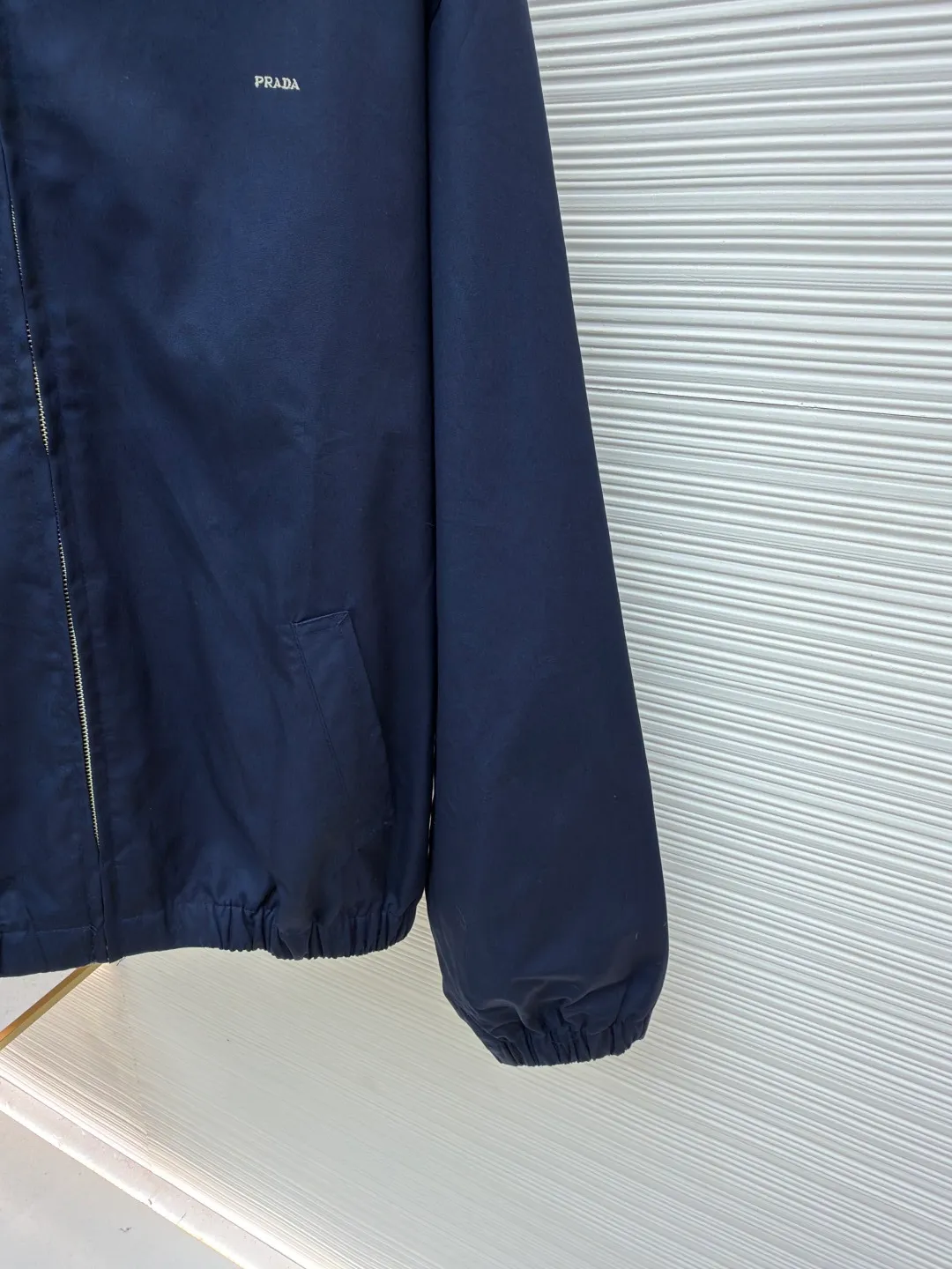 PRADA Embroidered Logo Zipper Executive Jacket ●Original version: Purchased and developed for 19300 ●Item number: 1680844-B60 ●Material: Xinjiang lamb cotton fabric ●Technology: embroidery production ●Type: Fitted version ●Weight: about 790 grams ●Size: 46-48-50-52 ●Description: Made of 32-count cotton yarn, dyed and woven, this cotton material is made of Xinjiang small white cotton, which is dyed 1:1 after the original custom weaving. The same fabric is matched with the same material and is custom-woven and dyed. The fabric took two months to make. The chest embroidery is made using an imported embroidery machine. The effect presents a three-dimensional visual sense, and each letter line is clear. The inner lining is decorated with hyacinths, dates are punched, the bags are opened, etc... The workmanship of the entire garment is close to 30%. The zipper is electroplated in bright white No. 5, with the brand's logo laser-engraved on the surface, and the buttons are made of natural resin. This cotton style features a relaxed style with a soft, lightweight silhouette. The overall wiring is straight and delicate, the fabric is comfortable and soft, and the color is consistent without color difference. It can be matched with the same style to create a fashionable look and control various occasions. Customized accessories, complete with three standards, same style for men and women!