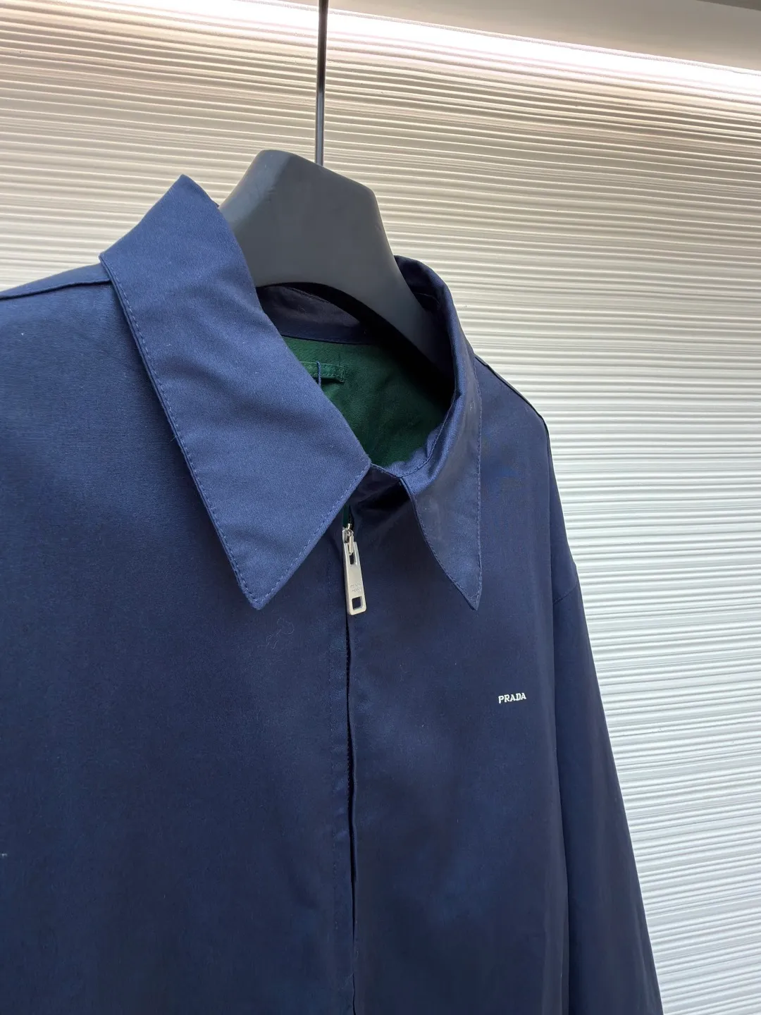 PRADA Embroidered Logo Zipper Executive Jacket ●Original version: Purchased and developed for 19300 ●Item number: 1680844-B60 ●Material: Xinjiang lamb cotton fabric ●Technology: embroidery production ●Type: Fitted version ●Weight: about 790 grams ●Size: 46-48-50-52 ●Description: Made of 32-count cotton yarn, dyed and woven, this cotton material is made of Xinjiang small white cotton, which is dyed 1:1 after the original custom weaving. The same fabric is matched with the same material and is custom-woven and dyed. The fabric took two months to make. The chest embroidery is made using an imported embroidery machine. The effect presents a three-dimensional visual sense, and each letter line is clear. The inner lining is decorated with hyacinths, dates are punched, the bags are opened, etc... The workmanship of the entire garment is close to 30%. The zipper is electroplated in bright white No. 5, with the brand's logo laser-engraved on the surface, and the buttons are made of natural resin. This cotton style features a relaxed style with a soft, lightweight silhouette. The overall wiring is straight and delicate, the fabric is comfortable and soft, and the color is consistent without color difference. It can be matched with the same style to create a fashionable look and control various occasions. Customized accessories, complete with three standards, same style for men and women!