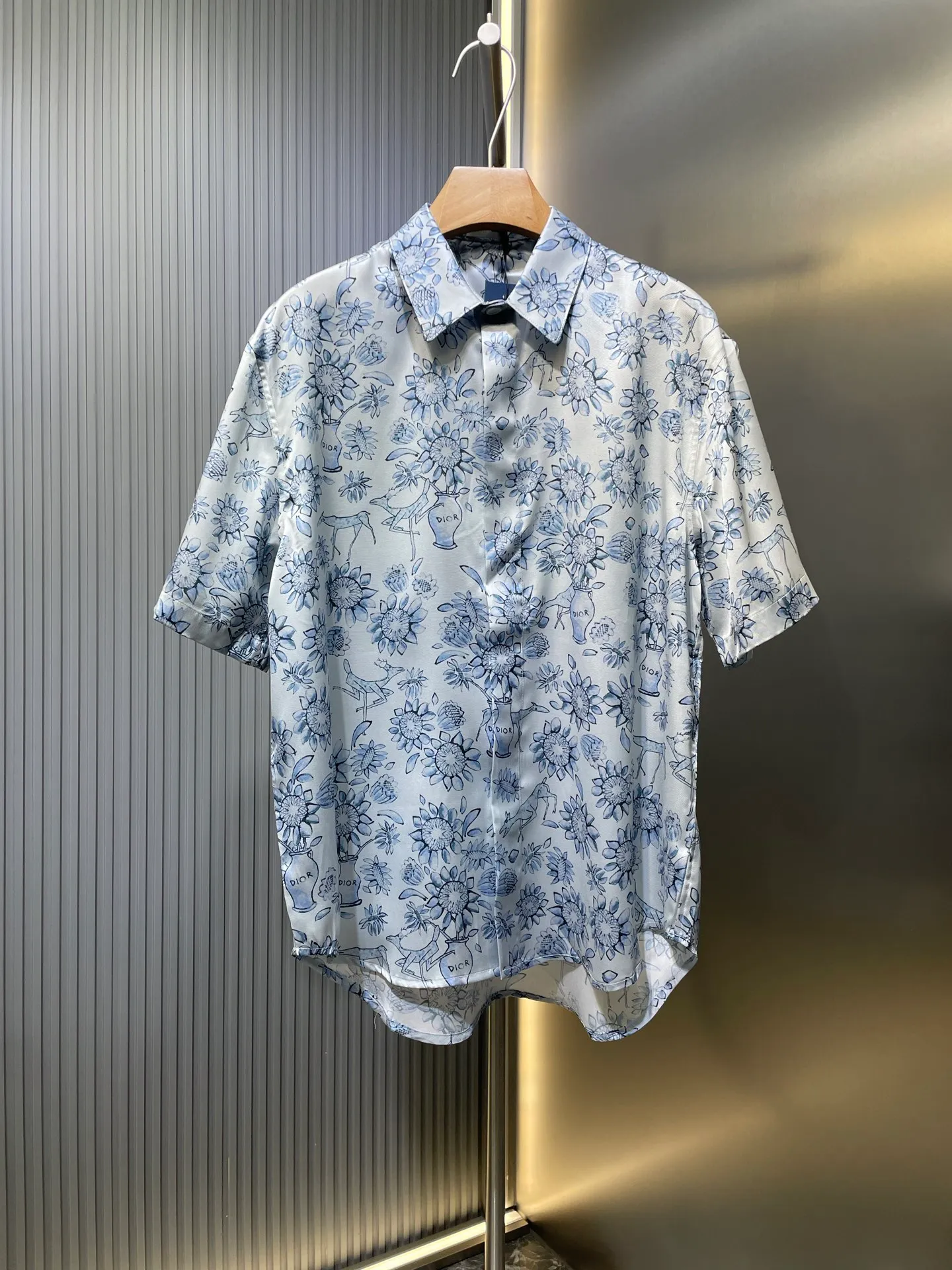 🅿️450 dior 🌟【Top Replica】2025 new summer products, available at the same time, simple and fashionable casual short-sleeved shirt, original imported fabric, comfortable and breathable, top-notch printed letter pattern logo, extremely high-grade, unique design, fashionable and handsome upper body! Code number: 39 40 41 42