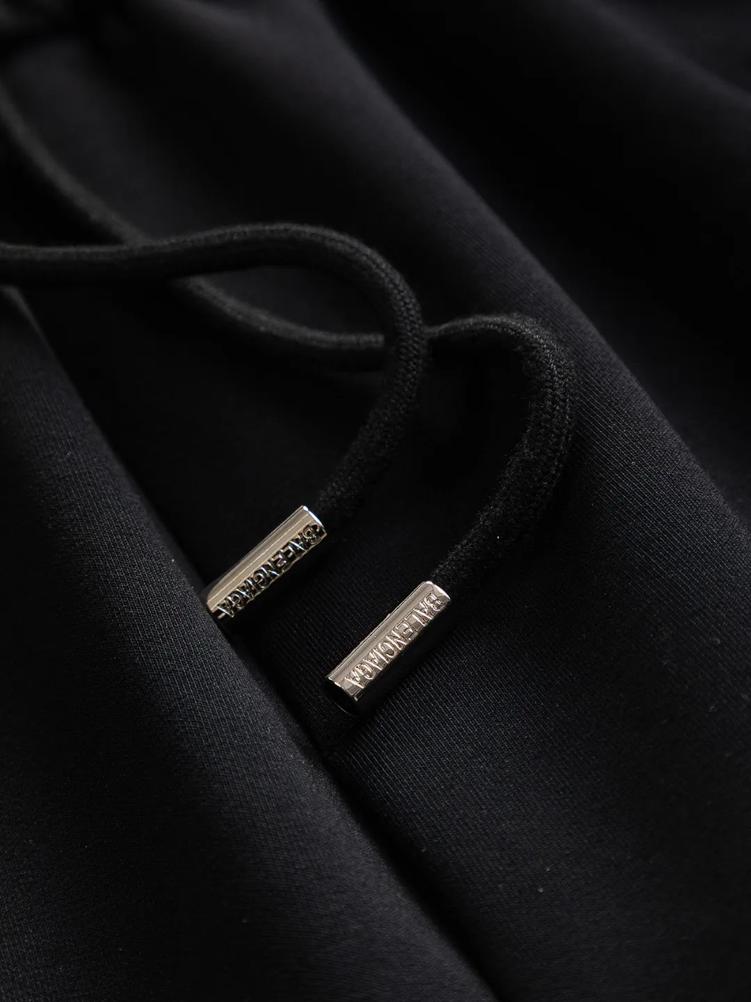 🅿️210 Dior CD micro wide version S-XL CD 25SS New product official website for sale at the same time Simple CD letter shorts on the front 🪡 Embroidered logo pattern Back pocket As the leader in the luxury world, the D family is well-deserved. The first thing that catches the eye is the loose and comfortable black and white solid color version of the piece we are going to talk about today~ Ribbed shorts have become the best modification of its version, and the D family has the upper and lower body LOGOs listed on the chest, and the unique letter logo patch embroidery design highlights the texture! The most traditional modification method combined with the simplest color scale contrast forms the strongest and direct contrast, and this is often the most concise and clear minimalist modification method~~A nostalgic classic atmosphere also spreads in this work inadvertently! ! Featuring a distinctive 47 logo patch embroidery on the front, a unique tribute to Dior's historic year! Coupled with the blessing of cotton material, both the upper body comfort and the existence are unparalleled. It can be said to be a must-have companion in summer. The excellent breathability and comfortable wearing feeling are unparalleled~ Recommended! ! Color: Black White Two-tone Size: S-XL Size chart: S: Seat circumference 58-Waist circumference 54-Pant length 43.5 M: Seat circumference 60-Waist circumference 56.5-Pant length 45 L: Seat circumference 62-Waist circumference 59-Pant length 46.5 XL: Seat circumference 64-Waist circumference 61.5-Pant length 48