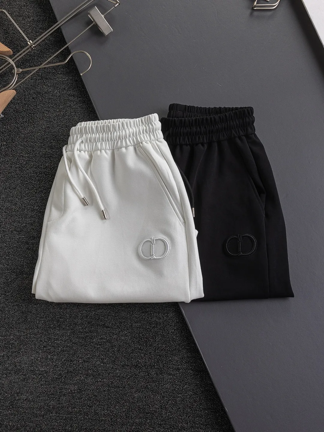 🅿️210 Dior CD micro wide version S-XL CD 25SS New product official website for sale at the same time Simple CD letter shorts on the front 🪡 Embroidered logo pattern Back pocket As the leader in the luxury world, the D family is well-deserved. The first thing that catches the eye is the loose and comfortable black and white solid color version of the piece we are going to talk about today~ Ribbed shorts have become the best modification of its version, and the D family has the upper and lower body LOGOs listed on the chest, and the unique letter logo patch embroidery design highlights the texture! The most traditional modification method combined with the simplest color scale contrast forms the strongest and direct contrast, and this is often the most concise and clear minimalist modification method~~A nostalgic classic atmosphere also spreads in this work inadvertently! ! Featuring a distinctive 47 logo patch embroidery on the front, a unique tribute to Dior's historic year! Coupled with the blessing of cotton material, both the upper body comfort and the existence are unparalleled. It can be said to be a must-have companion in summer. The excellent breathability and comfortable wearing feeling are unparalleled~ Recommended! ! Color: Black White Two-tone Size: S-XL Size chart: S: Seat circumference 58-Waist circumference 54-Pant length 43.5 M: Seat circumference 60-Waist circumference 56.5-Pant length 45 L: Seat circumference 62-Waist circumference 59-Pant length 46.5 XL: Seat circumference 64-Waist circumference 61.5-Pant length 48