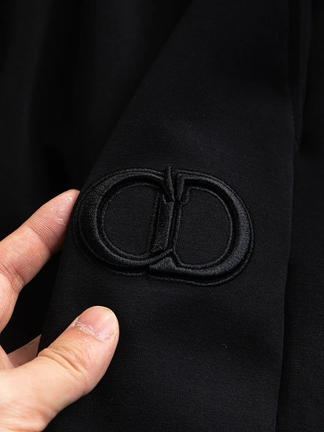 🅿️210 Dior CD micro wide version S-XL CD 25SS New product official website for sale at the same time Simple CD letter shorts on the front 🪡 Embroidered logo pattern Back pocket As the leader in the luxury world, the D family is well-deserved. The first thing that catches the eye is the loose and comfortable black and white solid color version of the piece we are going to talk about today~ Ribbed shorts have become the best modification of its version, and the D family has the upper and lower body LOGOs listed on the chest, and the unique letter logo patch embroidery design highlights the texture! The most traditional modification method combined with the simplest color scale contrast forms the strongest and direct contrast, and this is often the most concise and clear minimalist modification method~~A nostalgic classic atmosphere also spreads in this work inadvertently! ! Featuring a distinctive 47 logo patch embroidery on the front, a unique tribute to Dior's historic year! Coupled with the blessing of cotton material, both the upper body comfort and the existence are unparalleled. It can be said to be a must-have companion in summer. The excellent breathability and comfortable wearing feeling are unparalleled~ Recommended! ! Color: Black White Two-tone Size: S-XL Size chart: S: Seat circumference 58-Waist circumference 54-Pant length 43.5 M: Seat circumference 60-Waist circumference 56.5-Pant length 45 L: Seat circumference 62-Waist circumference 59-Pant length 46.5 XL: Seat circumference 64-Waist circumference 61.5-Pant length 48