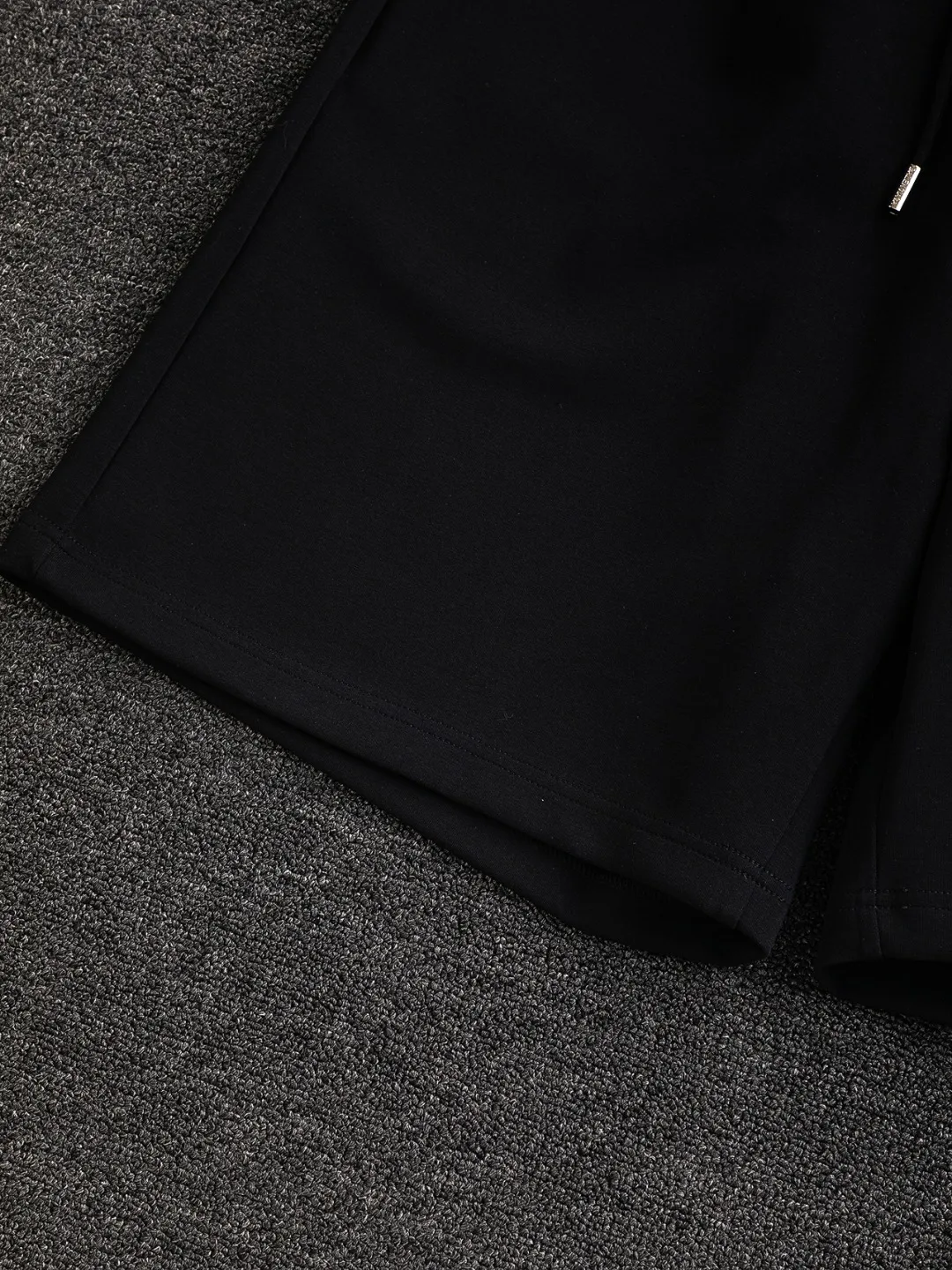 🅿️210 Dior CD micro wide version S-XL CD 25SS New product official website for sale at the same time Simple CD letter shorts on the front 🪡 Embroidered logo pattern Back pocket As the leader in the luxury world, the D family is well-deserved. The first thing that catches the eye is the loose and comfortable black and white solid color version of the piece we are going to talk about today~ Ribbed shorts have become the best modification of its version, and the D family has the upper and lower body LOGOs listed on the chest, and the unique letter logo patch embroidery design highlights the texture! The most traditional modification method combined with the simplest color scale contrast forms the strongest and direct contrast, and this is often the most concise and clear minimalist modification method~~A nostalgic classic atmosphere also spreads in this work inadvertently! ! Featuring a distinctive 47 logo patch embroidery on the front, a unique tribute to Dior's historic year! Coupled with the blessing of cotton material, both the upper body comfort and the existence are unparalleled. It can be said to be a must-have companion in summer. The excellent breathability and comfortable wearing feeling are unparalleled~ Recommended! ! Color: Black White Two-tone Size: S-XL Size chart: S: Seat circumference 58-Waist circumference 54-Pant length 43.5 M: Seat circumference 60-Waist circumference 56.5-Pant length 45 L: Seat circumference 62-Waist circumference 59-Pant length 46.5 XL: Seat circumference 64-Waist circumference 61.5-Pant length 48