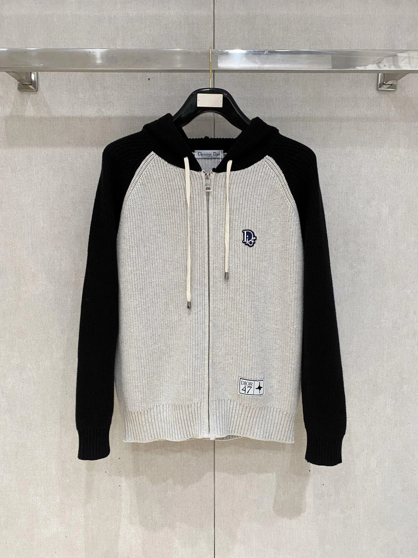 🅿️540 【DIOR】Autumn and winter classic cardigan sweater, in full condition! ! ! Wool blended fabric, the latest model in 2025, golden ratio! ! Slim-fitting soft gold, versatile and practical item, the combination and practicality are extremely powerful, simple and elegant, and classy! To create your own style, it is highly recommended to buy it in two colors. The standard slim fit tailoring process is suitable for both young and old men. It is knitted from wool and will not cause any discomfort! While keeping warm, it is stylish, textured and wearable, and the classic logo with contrasting colors on the chest feels in place! ! Recommended for regular customers! ! Size M-3XL (maximum wear: 190 pounds)