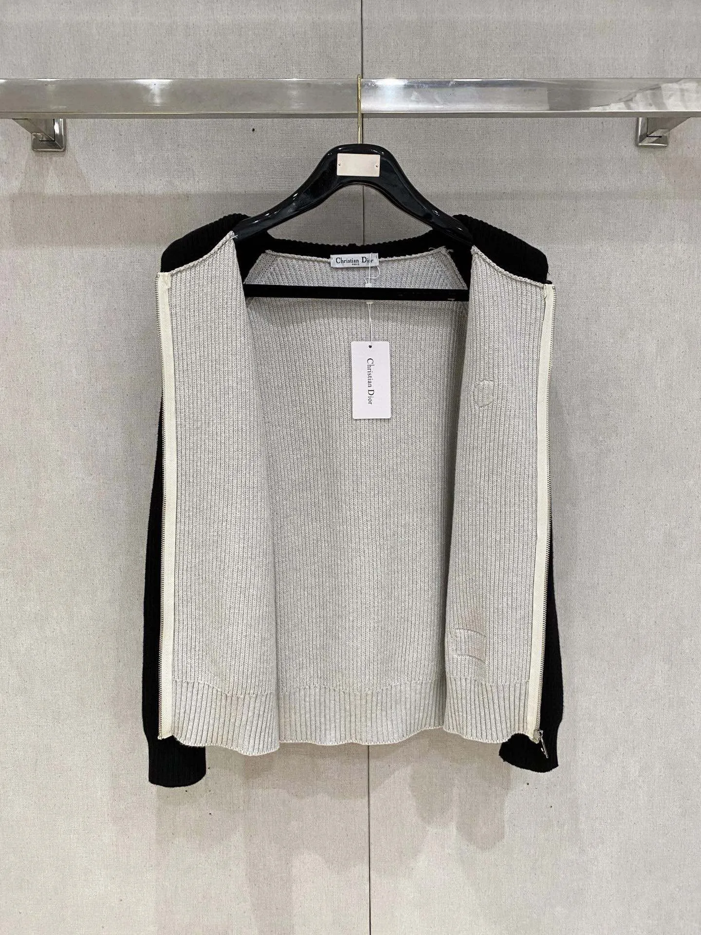 🅿️540 【DIOR】Autumn and winter classic cardigan sweater, in full condition! ! ! Wool blended fabric, the latest model in 2025, golden ratio! ! Slim-fitting soft gold, versatile and practical item, the combination and practicality are extremely powerful, simple and elegant, and classy! To create your own style, it is highly recommended to buy it in two colors. The standard slim fit tailoring process is suitable for both young and old men. It is knitted from wool and will not cause any discomfort! While keeping warm, it is stylish, textured and wearable, and the classic logo with contrasting colors on the chest feels in place! ! Recommended for regular customers! ! Size M-3XL (maximum wear: 190 pounds)