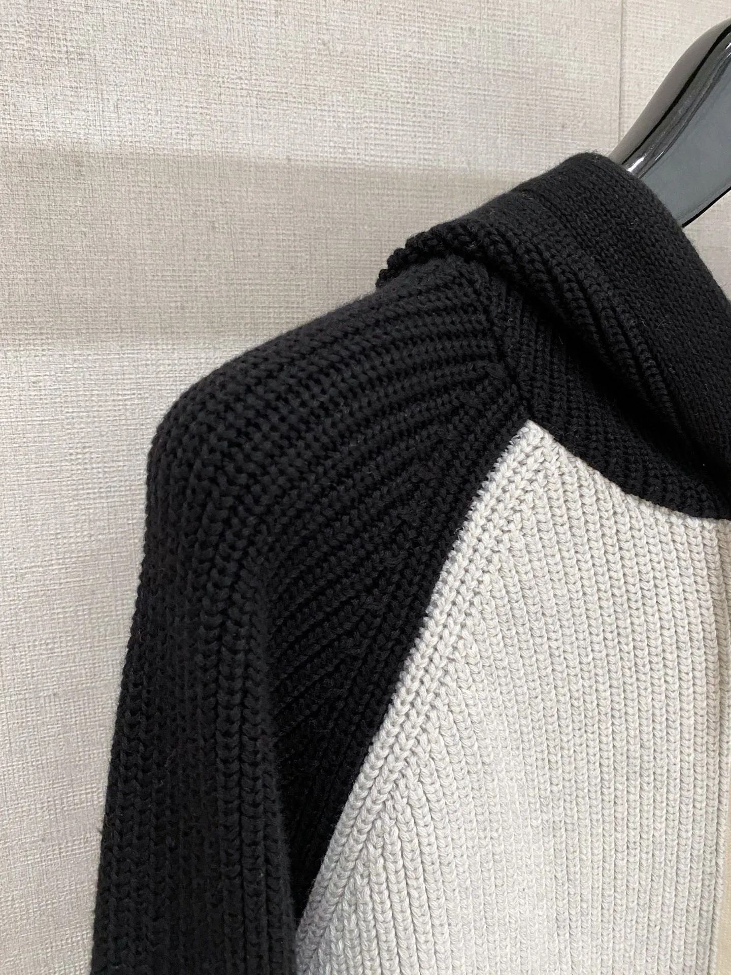 🅿️540 【DIOR】Autumn and winter classic cardigan sweater, in full condition! ! ! Wool blended fabric, the latest model in 2025, golden ratio! ! Slim-fitting soft gold, versatile and practical item, the combination and practicality are extremely powerful, simple and elegant, and classy! To create your own style, it is highly recommended to buy it in two colors. The standard slim fit tailoring process is suitable for both young and old men. It is knitted from wool and will not cause any discomfort! While keeping warm, it is stylish, textured and wearable, and the classic logo with contrasting colors on the chest feels in place! ! Recommended for regular customers! ! Size M-3XL (maximum wear: 190 pounds)