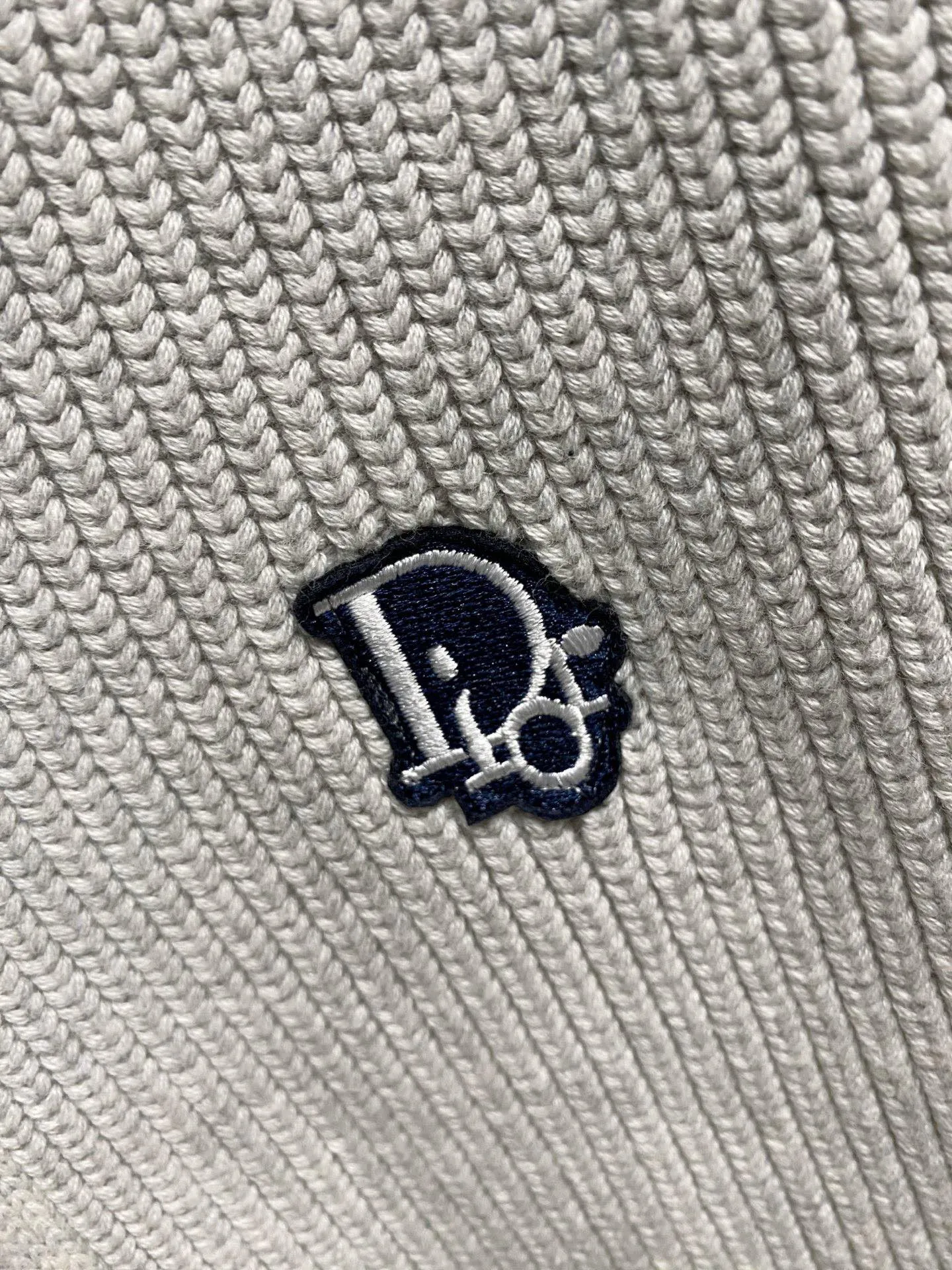 🅿️540 【DIOR】Autumn and winter classic cardigan sweater, in full condition! ! ! Wool blended fabric, the latest model in 2025, golden ratio! ! Slim-fitting soft gold, versatile and practical item, the combination and practicality are extremely powerful, simple and elegant, and classy! To create your own style, it is highly recommended to buy it in two colors. The standard slim fit tailoring process is suitable for both young and old men. It is knitted from wool and will not cause any discomfort! While keeping warm, it is stylish, textured and wearable, and the classic logo with contrasting colors on the chest feels in place! ! Recommended for regular customers! ! Size M-3XL (maximum wear: 190 pounds)