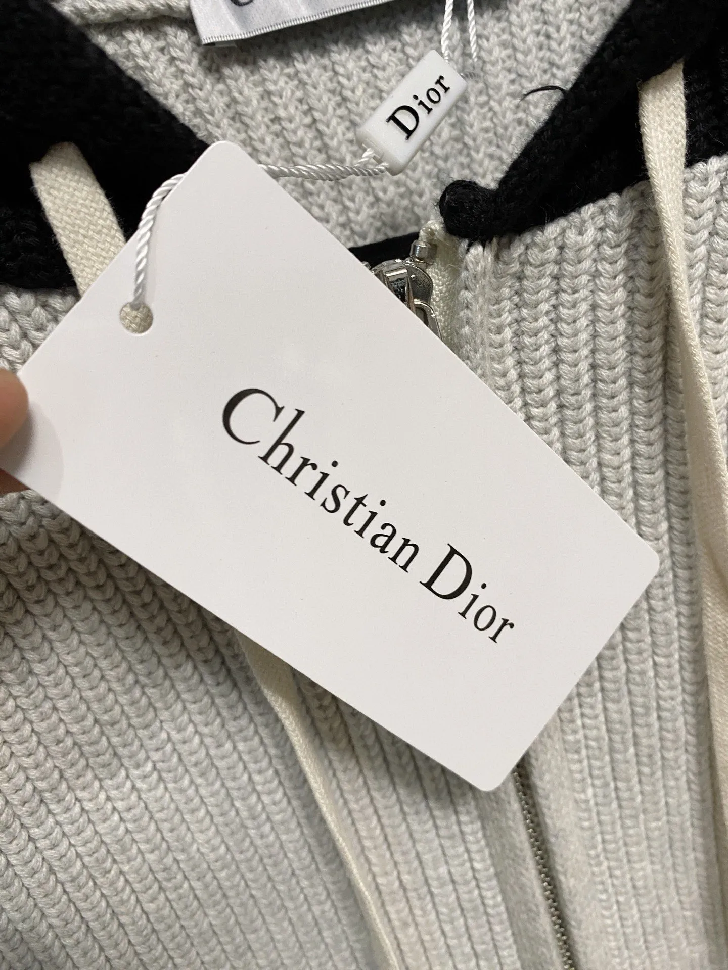🅿️540 【DIOR】Autumn and winter classic cardigan sweater, in full condition! ! ! Wool blended fabric, the latest model in 2025, golden ratio! ! Slim-fitting soft gold, versatile and practical item, the combination and practicality are extremely powerful, simple and elegant, and classy! To create your own style, it is highly recommended to buy it in two colors. The standard slim fit tailoring process is suitable for both young and old men. It is knitted from wool and will not cause any discomfort! While keeping warm, it is stylish, textured and wearable, and the classic logo with contrasting colors on the chest feels in place! ! Recommended for regular customers! ! Size M-3XL (maximum wear: 190 pounds)