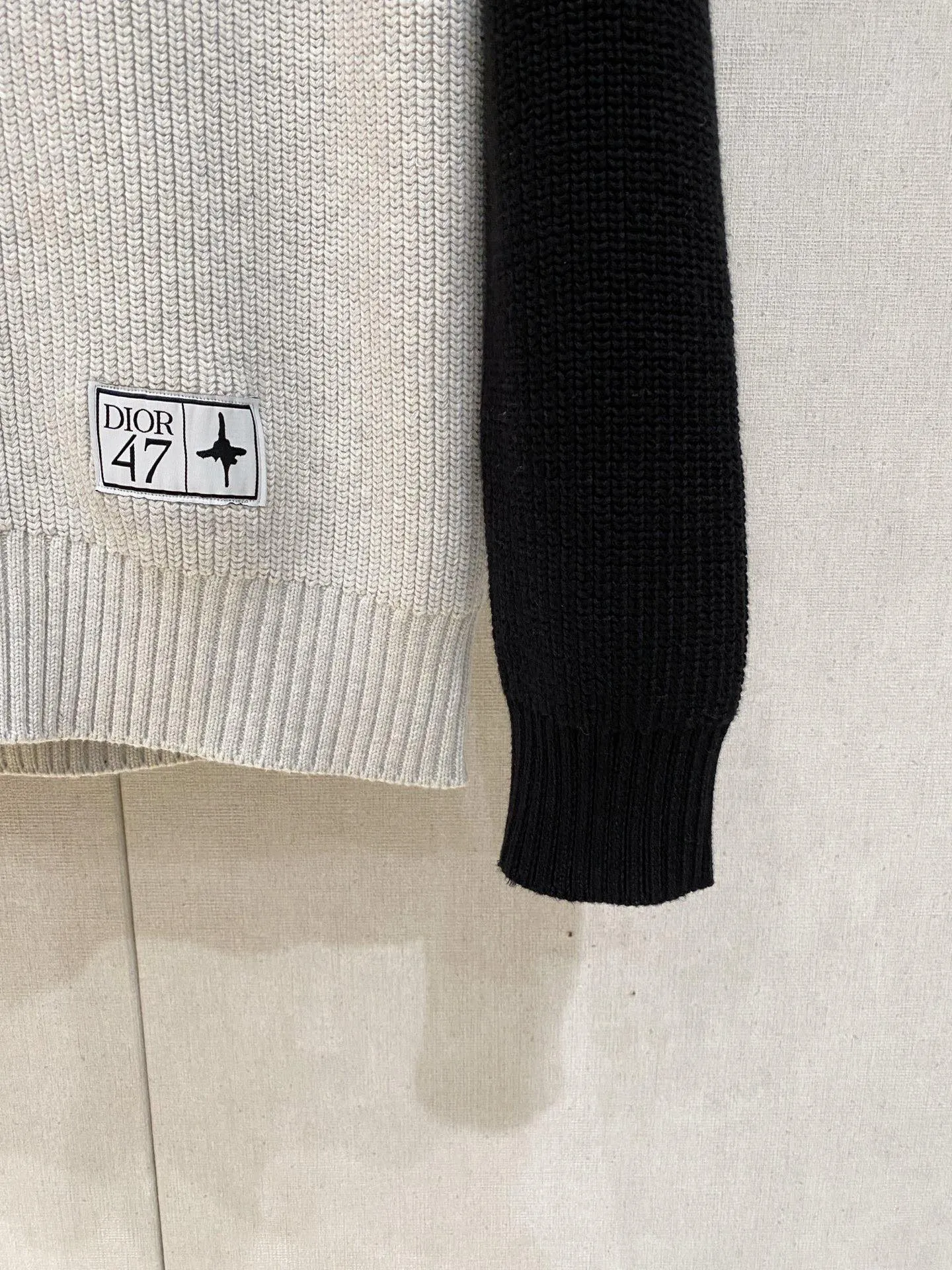 🅿️540 【DIOR】Autumn and winter classic cardigan sweater, in full condition! ! ! Wool blended fabric, the latest model in 2025, golden ratio! ! Slim-fitting soft gold, versatile and practical item, the combination and practicality are extremely powerful, simple and elegant, and classy! To create your own style, it is highly recommended to buy it in two colors. The standard slim fit tailoring process is suitable for both young and old men. It is knitted from wool and will not cause any discomfort! While keeping warm, it is stylish, textured and wearable, and the classic logo with contrasting colors on the chest feels in place! ! Recommended for regular customers! ! Size M-3XL (maximum wear: 190 pounds)