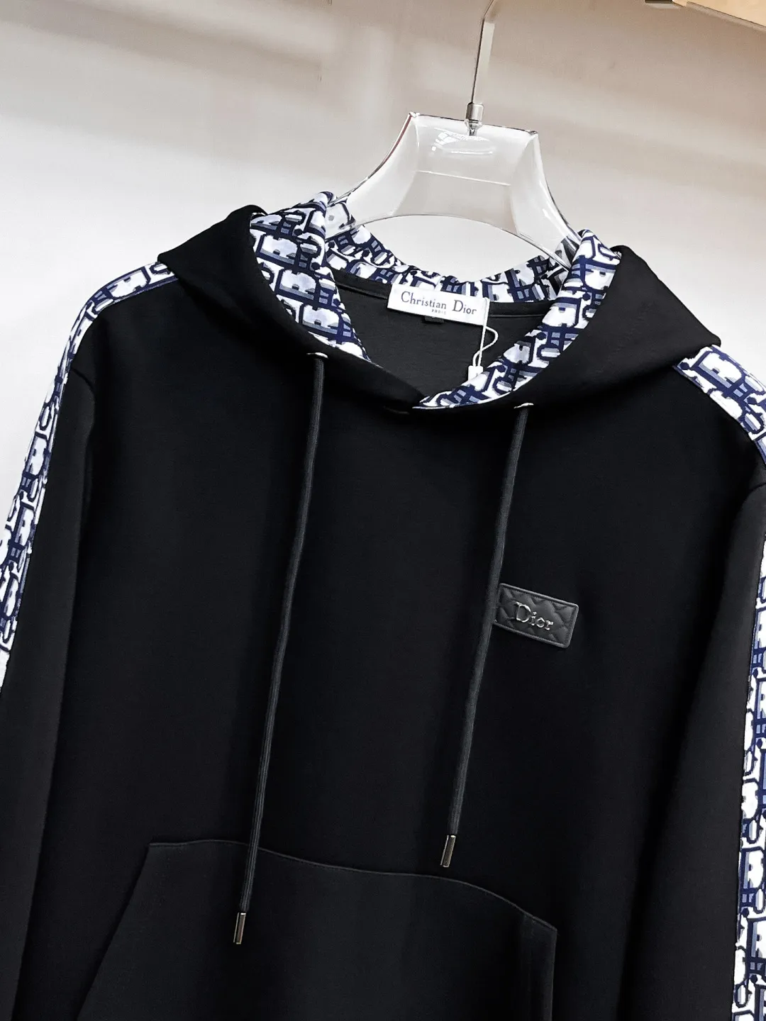 🅿️720 Dior 2025 autumn and winter new counter casual suit of the same style, breathable, comfortable and casual! Full of high-end feel! The details are exquisite and high-end, and the workmanship is impeccable! The original high-end fabric is very high-end! The fabric is crisp, anti-wrinkle and wear-resistant, warm, neat and stylish. Everyone must buy a set this autumn and winter. They must look cool and cool when wearing it. We especially recommend the size M-3XLC30