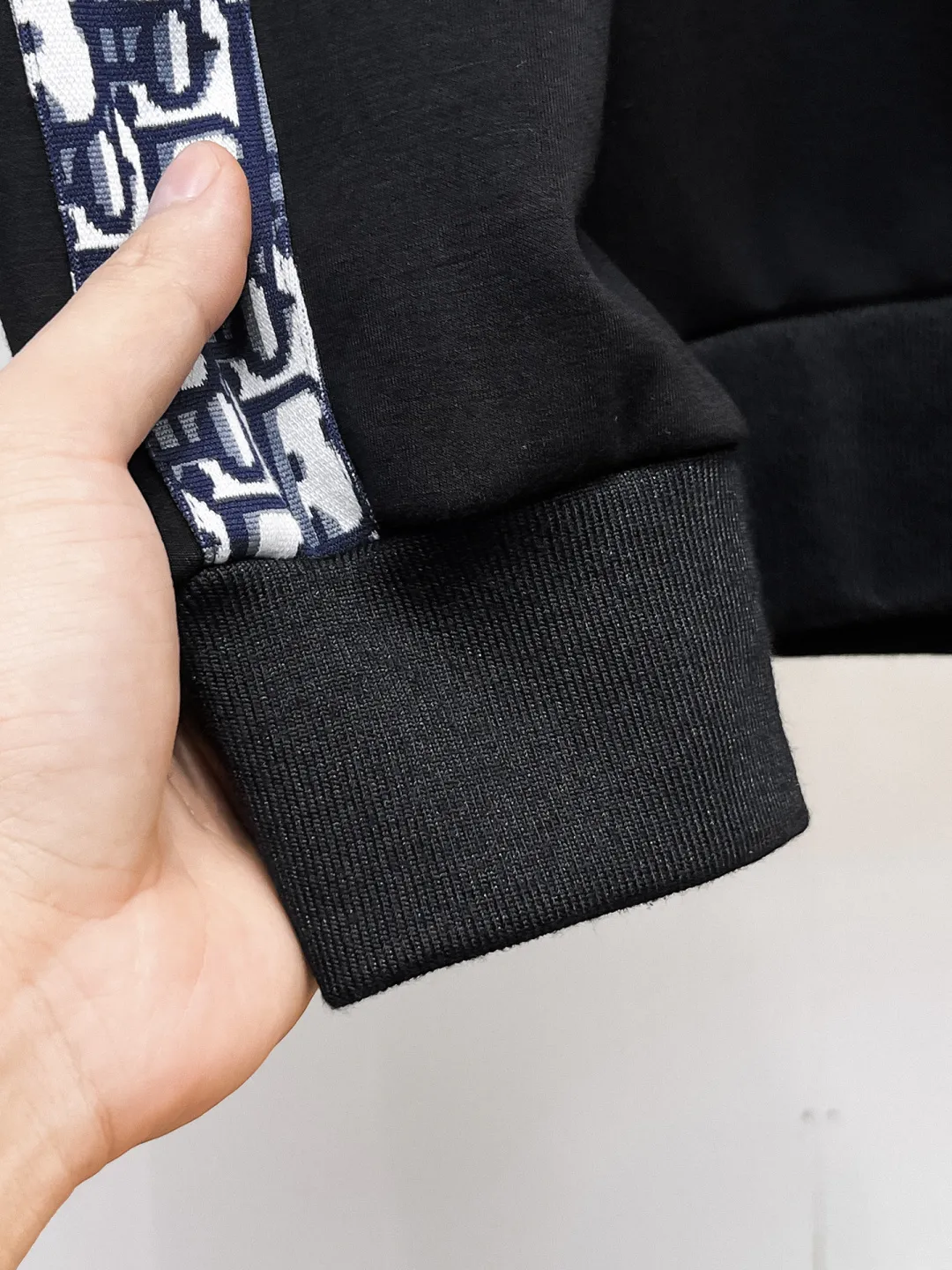 🅿️720 Dior 2025 autumn and winter new counter casual suit of the same style, breathable, comfortable and casual! Full of high-end feel! The details are exquisite and high-end, and the workmanship is impeccable! The original high-end fabric is very high-end! The fabric is crisp, anti-wrinkle and wear-resistant, warm, neat and stylish. Everyone must buy a set this autumn and winter. They must look cool and cool when wearing it. We especially recommend the size M-3XLC30