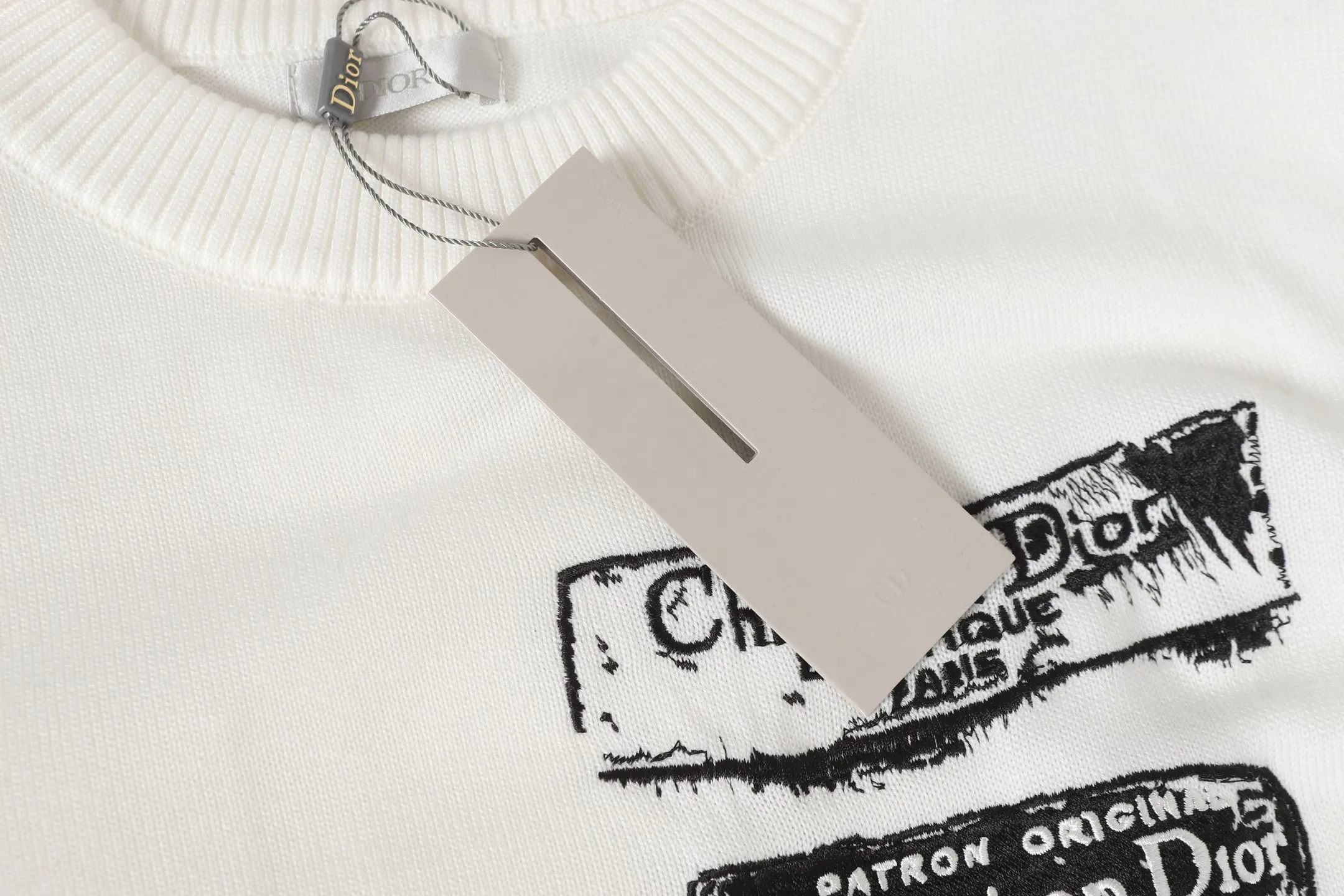🅿️340 CD Archives Logo Embroidered Crew Neck Sweater The Archives Labels logo is reinterpreted with an embroidered version of the brand label. Made of white wool jersey with ribbed crew neck, cuffs and hem. It is characterized by timeless charm and is perfect for adding a touch of elegance to spring looks. Dior Archives Labels embroidered at chest. Ribbed crew neck, cuffs and hem. Size:S M L
