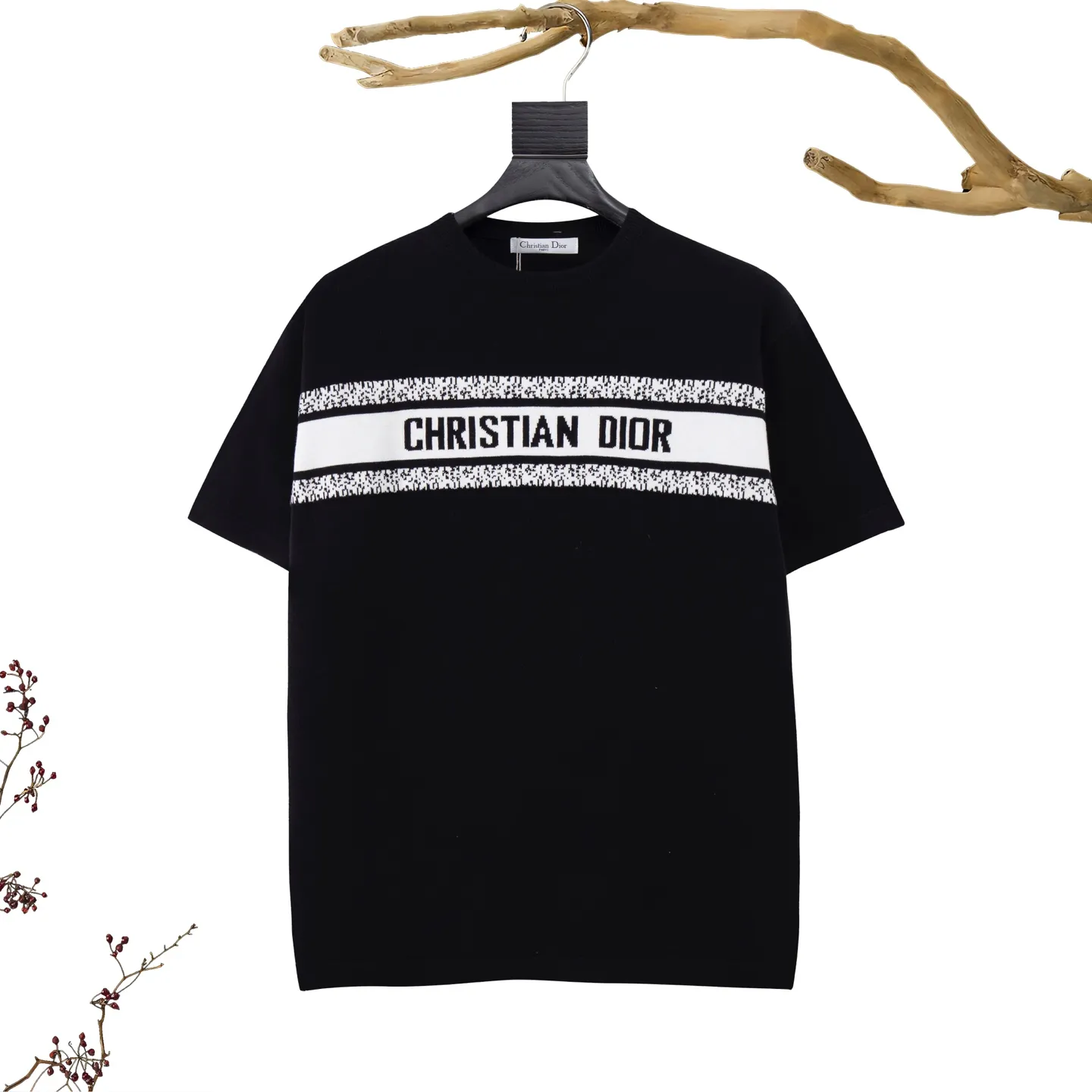 🅿️210 DIOR Dior classic new LOGO logo strip contrast jacquard knitted woolen short-sleeved T-shirt. This short-sleeved sweater is made of densely woven cotton. Classic version. Jacquard knitting technology is used to complete the front panel DIOR strip contrast design pattern jacquard design process. The fabric is comfortable and feels excellent. Same style for men and women. Fabric: 100% cotton Color: Black White Size: XS S M L