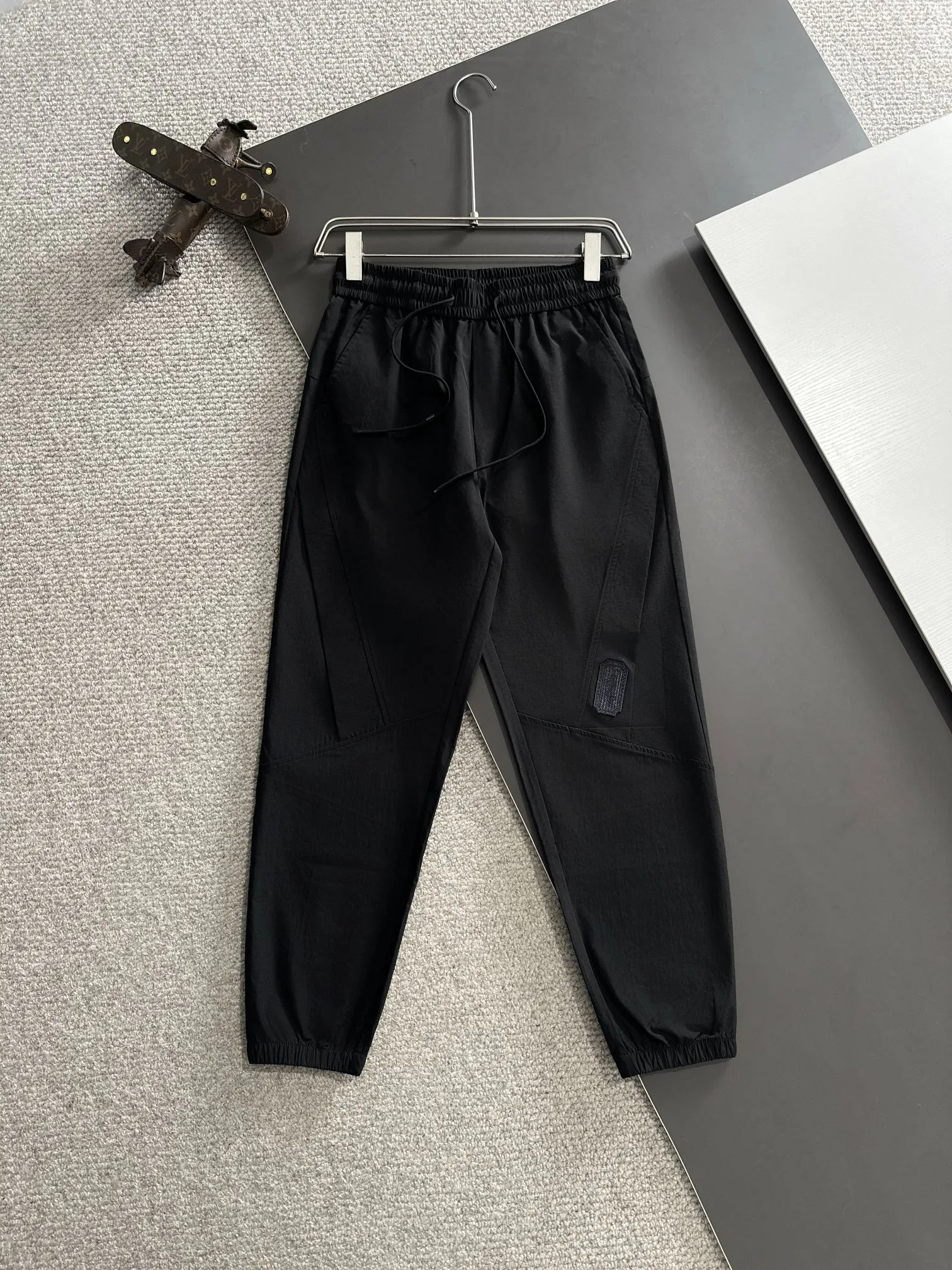 🅿️380 next day shipping Dior 2025 spring and summer new elastic band casual pants, thin counter custom fabrics, high breathability and comfort, impeccable details, brand element design concept, reflecting high quality. It feels delicate and soft! It presents a casual cut and the upper body shape is great! Size: M-4XL
