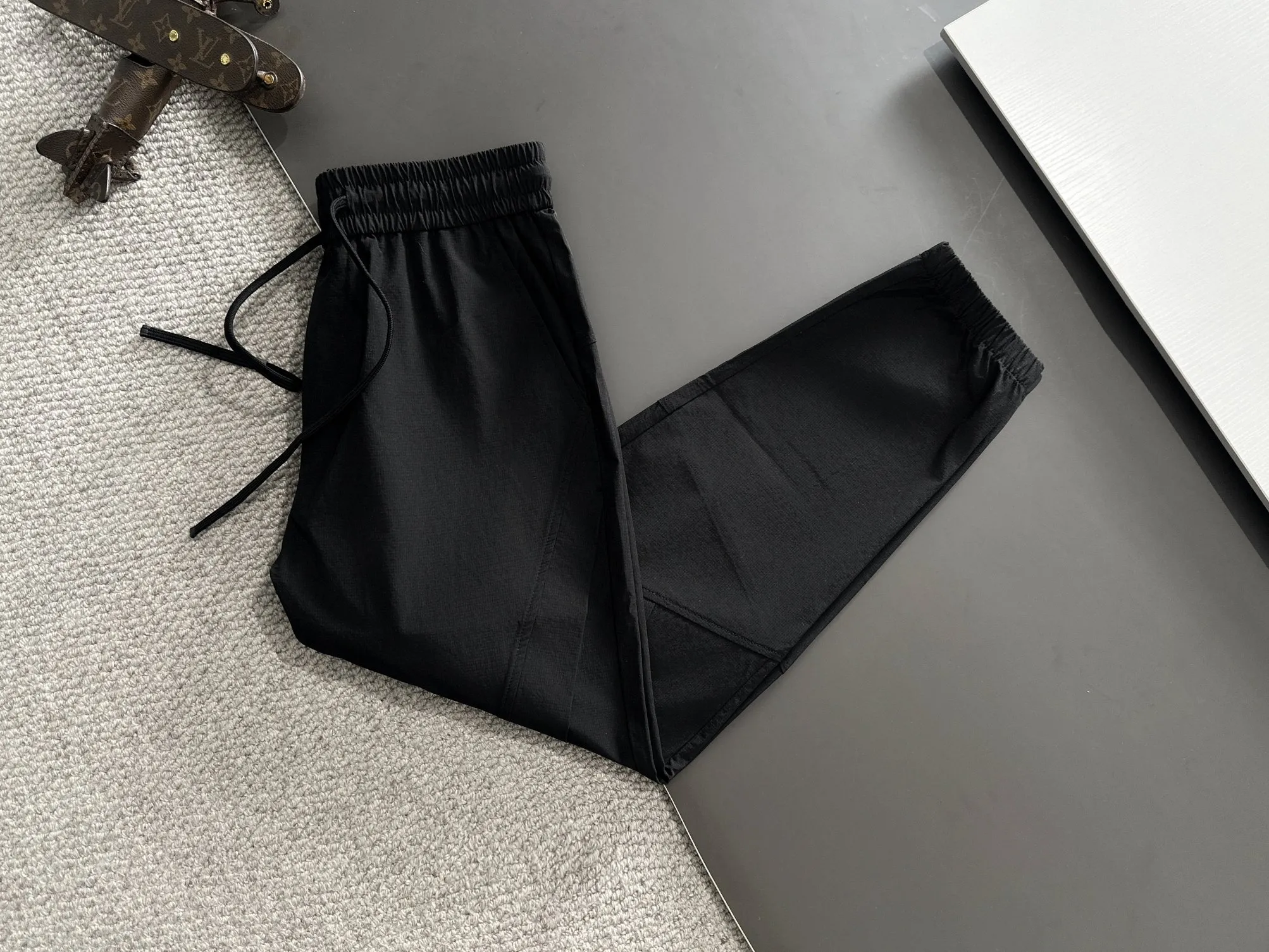 🅿️380 next day shipping Dior 2025 spring and summer new elastic band casual pants, thin counter custom fabrics, high breathability and comfort, impeccable details, brand element design concept, reflecting high quality. It feels delicate and soft! It presents a casual cut and the upper body shape is great! Size: M-4XL