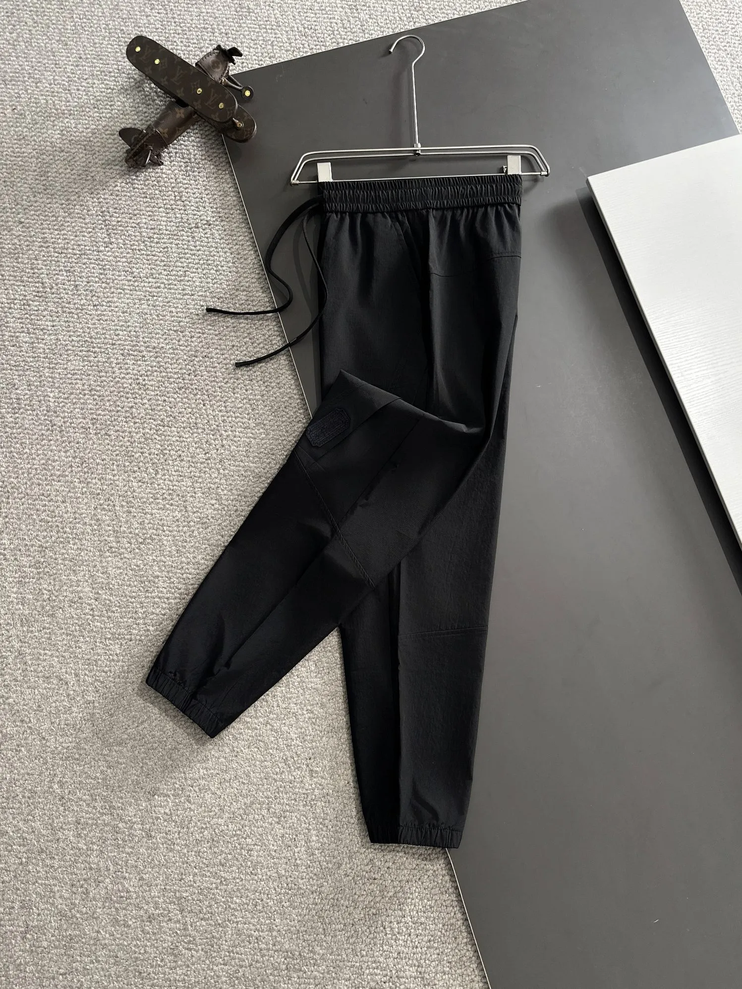 🅿️380 next day shipping Dior 2025 spring and summer new elastic band casual pants, thin counter custom fabrics, high breathability and comfort, impeccable details, brand element design concept, reflecting high quality. It feels delicate and soft! It presents a casual cut and the upper body shape is great! Size: M-4XL