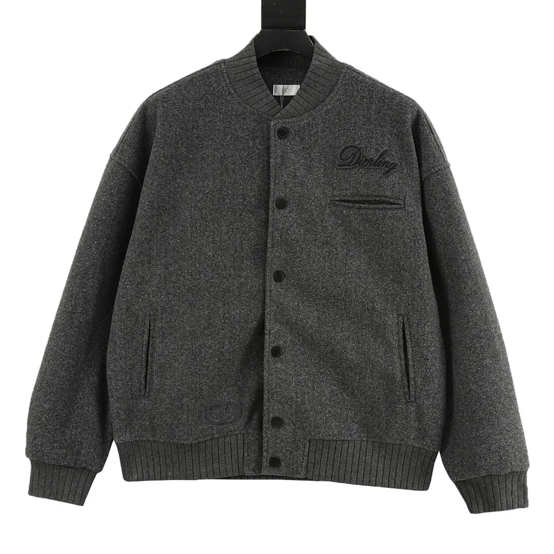 🅿️570 DIOR/Dior embroidered patchwork baseball jacket. Warm reminder: It is recommended to hand wash or dry clean! ! This year is particularly popular. Baseball uniform jackets are available at all levels on the market (you must compare the details). The most powerful quality control. Baseball uniforms have been produced and researched for 7 years. The details are exquisite. With it, you will be the most handsome boy in the world. The fully painted four-button buckle (button with LOGO), the fabric is customized for more than a month. It is not ready-made in the market. It is made of wool blend, custom-woven and dyed. It has high color fastness. It is recommended to hand wash or dry clean for the first time. "Custom-woven knitted rib at the hem", the lining is made of silky and delicate cupro fiber material, which can be worn directly next to the body. It is extremely comfortable, a heavyweight item, purchase version! Size：XS-L