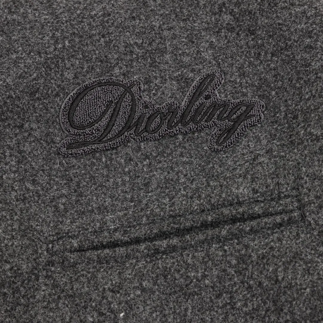 🅿️570 DIOR/Dior embroidered patchwork baseball jacket. Warm reminder: It is recommended to hand wash or dry clean! ! This year is particularly popular. Baseball uniform jackets are available at all levels on the market (you must compare the details). The most powerful quality control. Baseball uniforms have been produced and researched for 7 years. The details are exquisite. With it, you will be the most handsome boy in the world. The fully painted four-button buckle (button with LOGO), the fabric is customized for more than a month. It is not ready-made in the market. It is made of wool blend, custom-woven and dyed. It has high color fastness. It is recommended to hand wash or dry clean for the first time. "Custom-woven knitted rib at the hem", the lining is made of silky and delicate cupro fiber material, which can be worn directly next to the body. It is extremely comfortable, a heavyweight item, purchase version! Size：XS-L