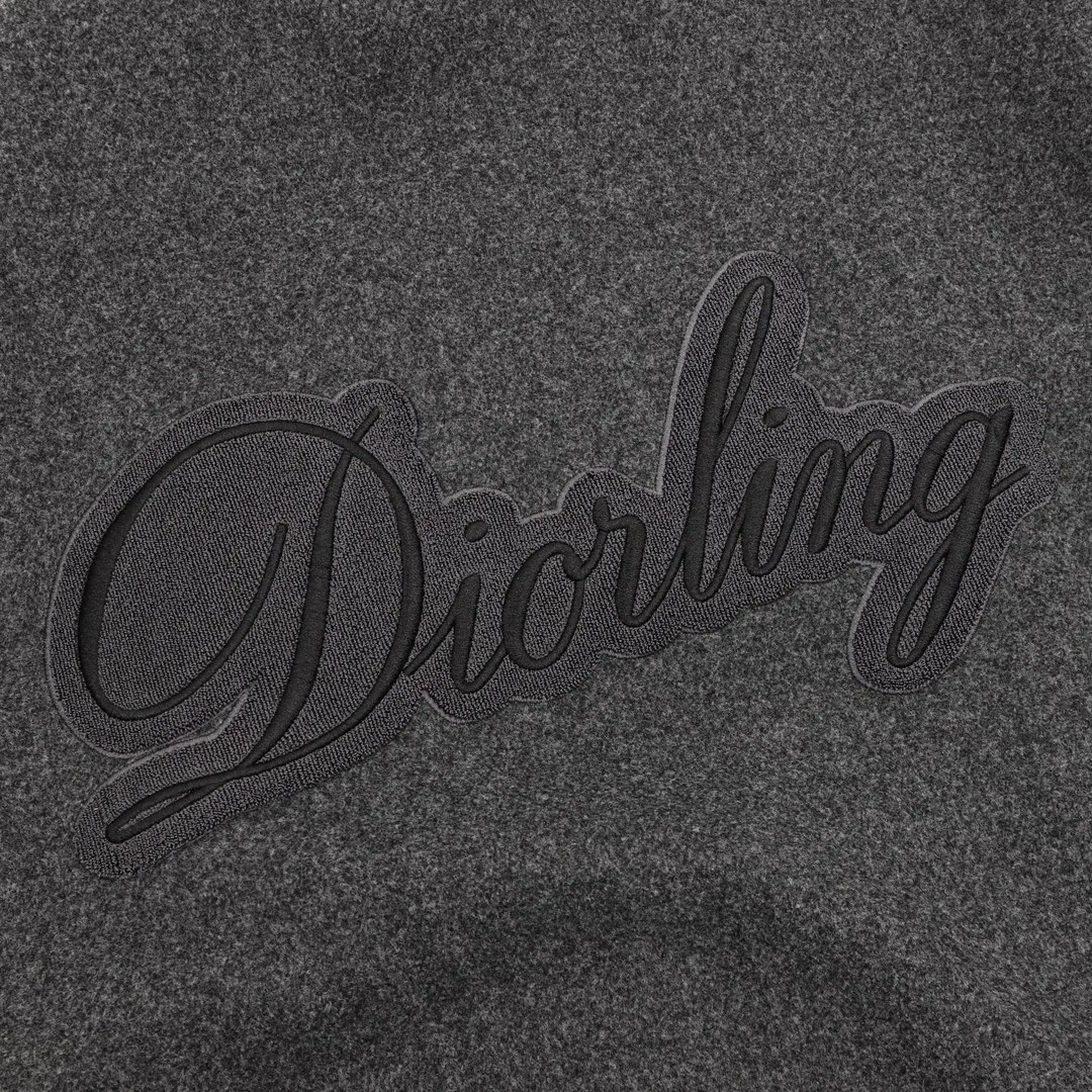 🅿️570 DIOR/Dior embroidered patchwork baseball jacket. Warm reminder: It is recommended to hand wash or dry clean! ! This year is particularly popular. Baseball uniform jackets are available at all levels on the market (you must compare the details). The most powerful quality control. Baseball uniforms have been produced and researched for 7 years. The details are exquisite. With it, you will be the most handsome boy in the world. The fully painted four-button buckle (button with LOGO), the fabric is customized for more than a month. It is not ready-made in the market. It is made of wool blend, custom-woven and dyed. It has high color fastness. It is recommended to hand wash or dry clean for the first time. "Custom-woven knitted rib at the hem", the lining is made of silky and delicate cupro fiber material, which can be worn directly next to the body. It is extremely comfortable, a heavyweight item, purchase version! Size：XS-L